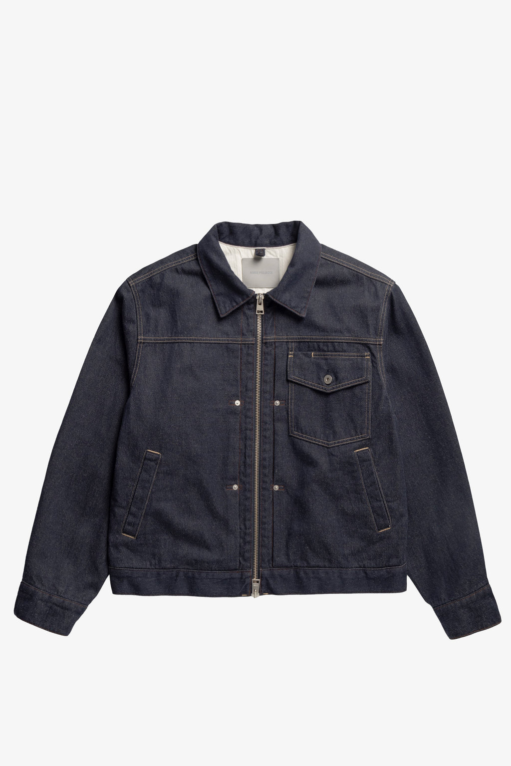 Veste en jean en coton et lin - Notre interprétation contemporaine sublime la silhouette classique grâce à des détails fonctionnels et modernes, offrant un style raffiné mais rési…