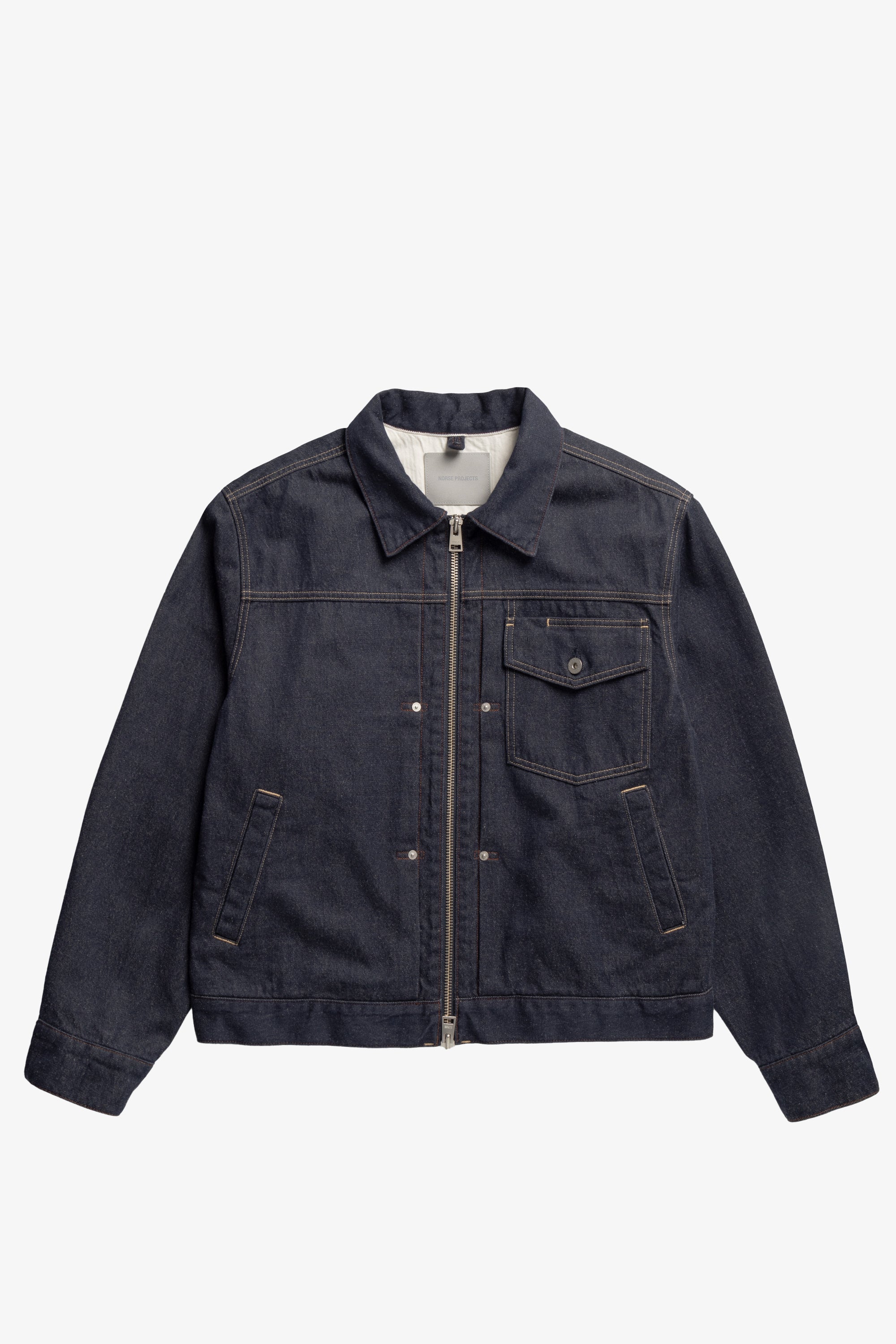 Veste en jean en coton et lin - Notre interprétation contemporaine sublime la silhouette classique grâce à des détails fonctionnels et modernes, offrant un style raffiné mais rési…