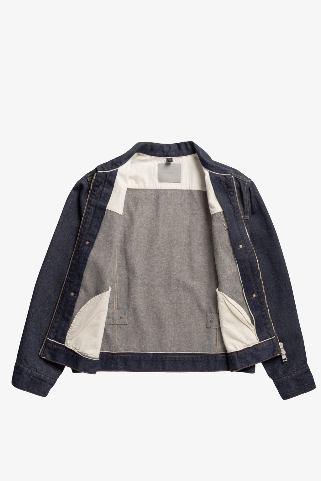 Veste en jean en coton et lin - Notre interprétation contemporaine sublime la silhouette classique grâce à des détails fonctionnels et modernes, offrant un style raffiné mais rési…