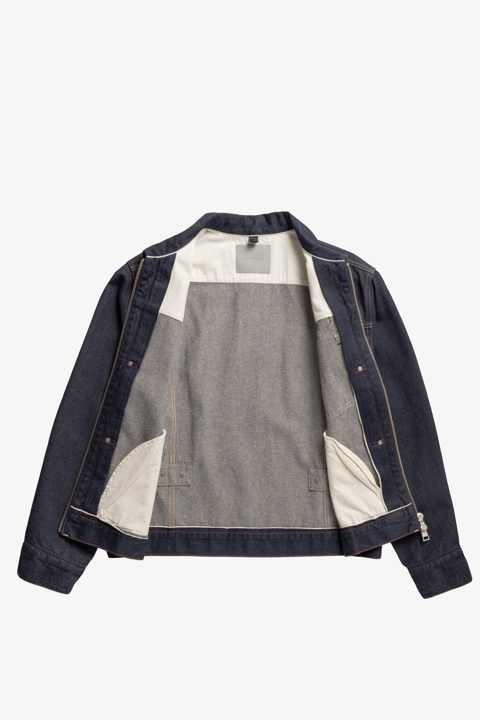 Veste en jean en coton et lin - Notre interprétation contemporaine sublime la silhouette classique grâce à des détails fonctionnels et modernes, offrant un style raffiné mais rési…