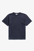 T-shirt - Ce T-shirt en coton biologique de poids moyen présente une coupe classique. Fabriqué au Portugal, il est doté d'un col côtelé et d'une double surpiqûre…