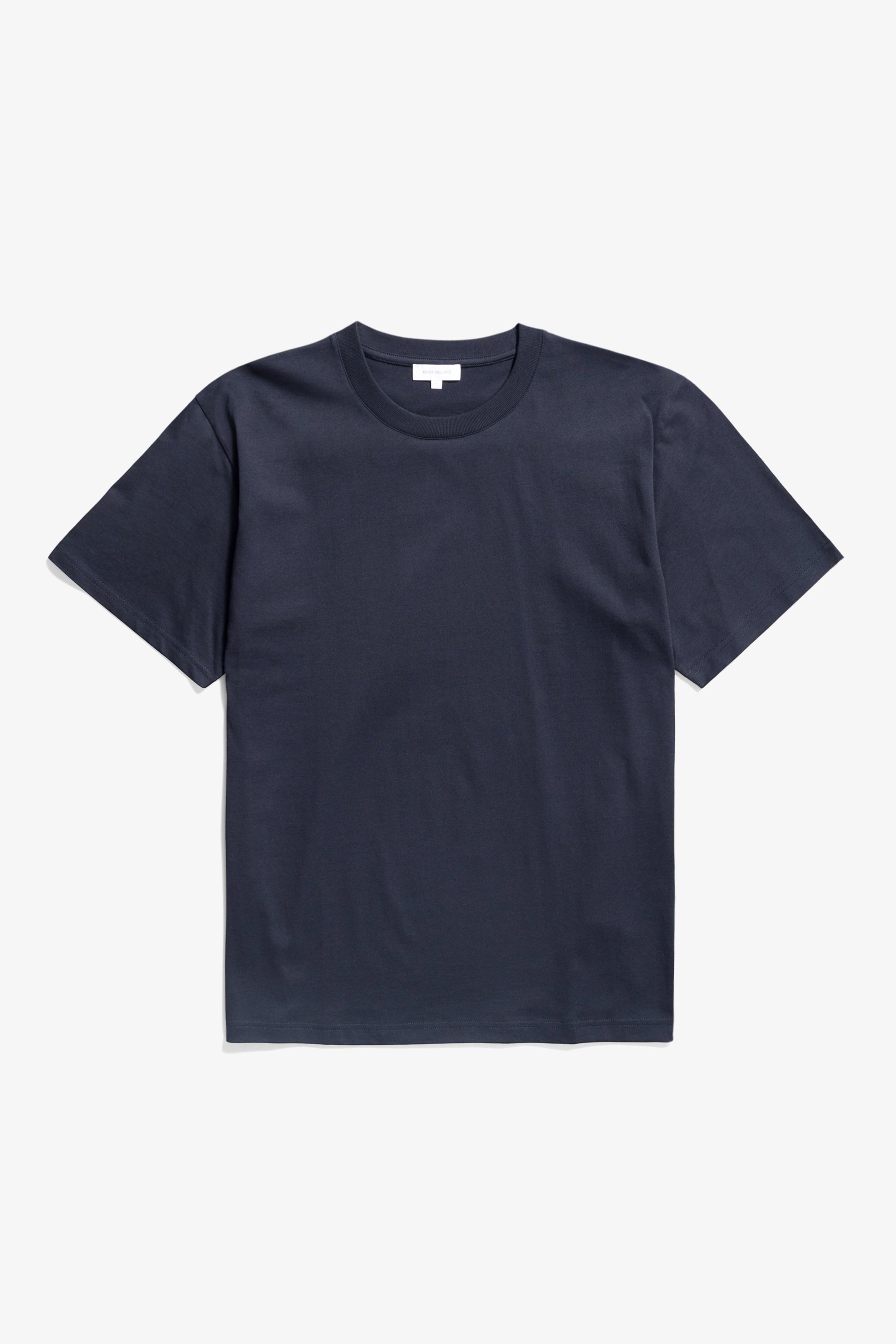 T-shirt - Ce T-shirt en coton biologique de poids moyen présente une coupe classique. Fabriqué au Portugal, il est doté d'un col côtelé et d'une double surpiqûre…