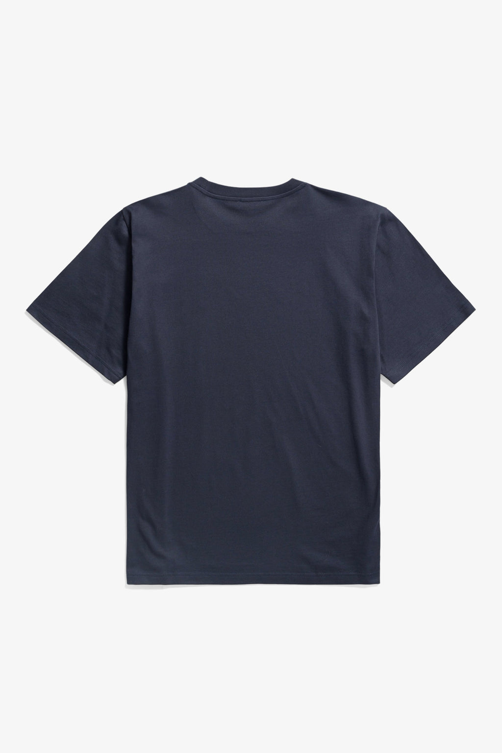 T-shirt - Ce T-shirt en coton biologique de poids moyen présente une coupe classique. Fabriqué au Portugal, il est doté d'un col côtelé et d'une double surpiqûre…