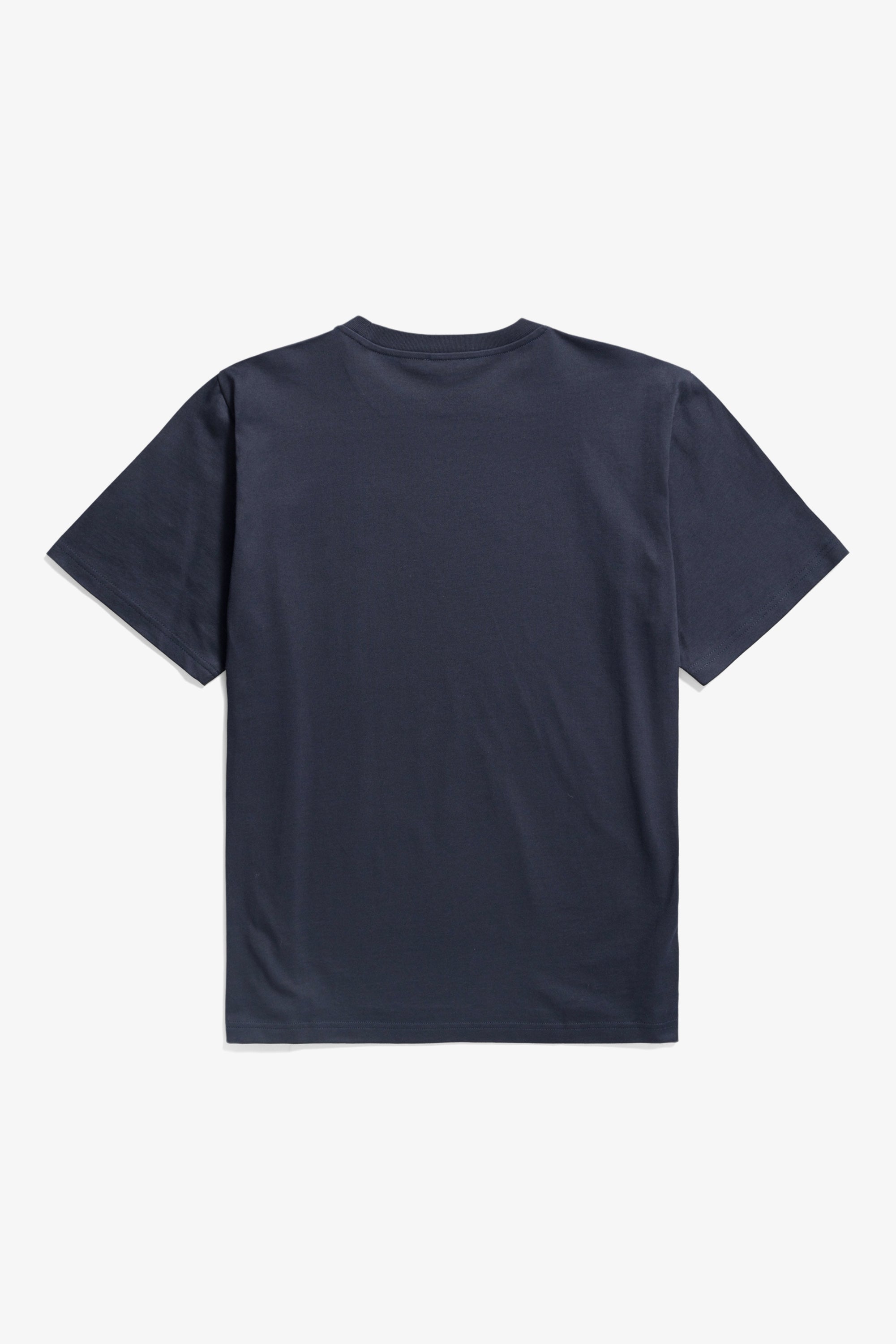 T-shirt - Ce T-shirt en coton biologique de poids moyen présente une coupe classique. Fabriqué au Portugal, il est doté d'un col côtelé et d'une double surpiqûre…