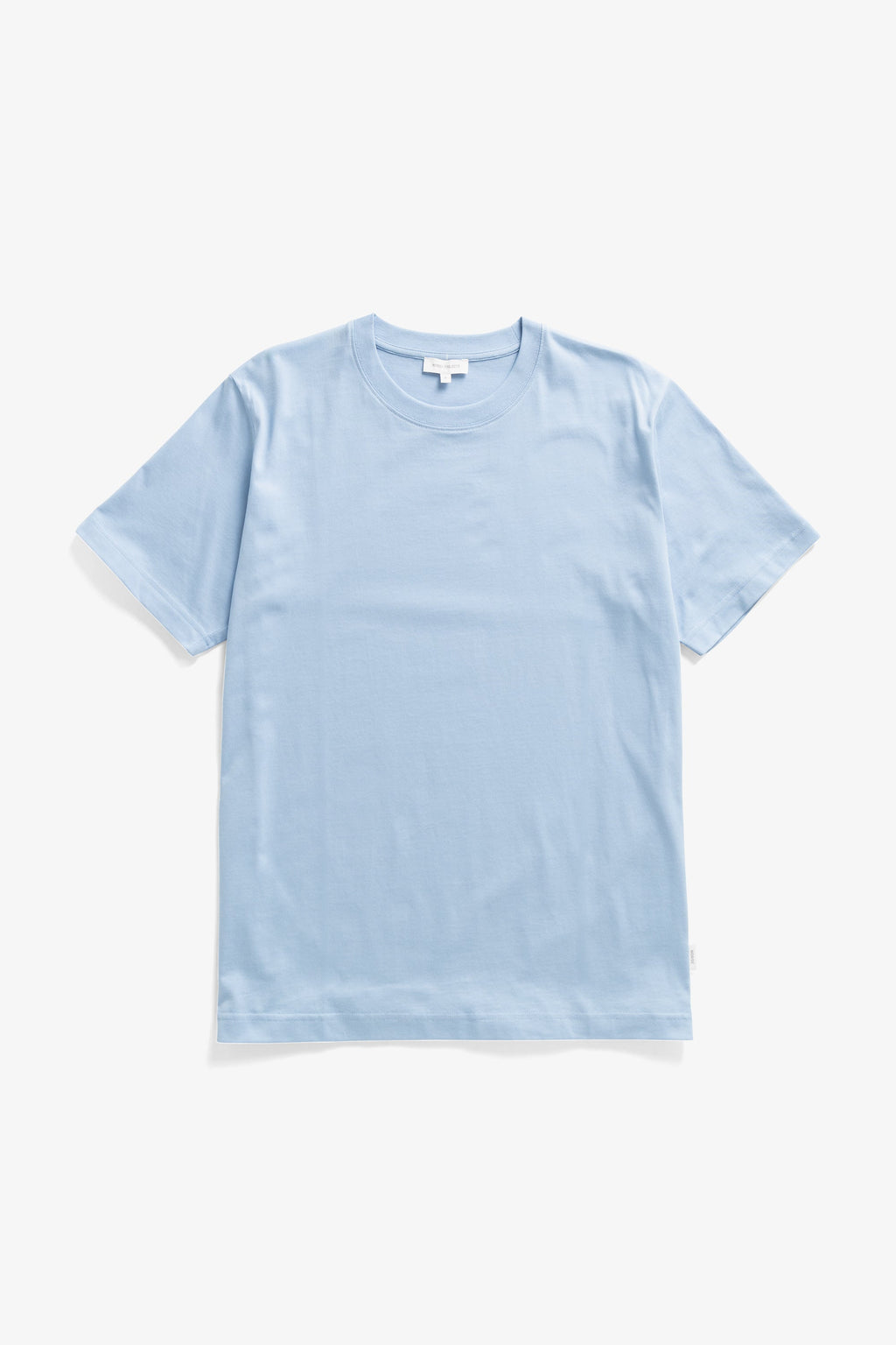 T-shirt - Le T-shirt est confectionné en coton biologique de poids moyen, offrant une coupe classique - Il est doté d'un col côtelé, d'un ourlet et de poignets surpiqués à double aiguille…