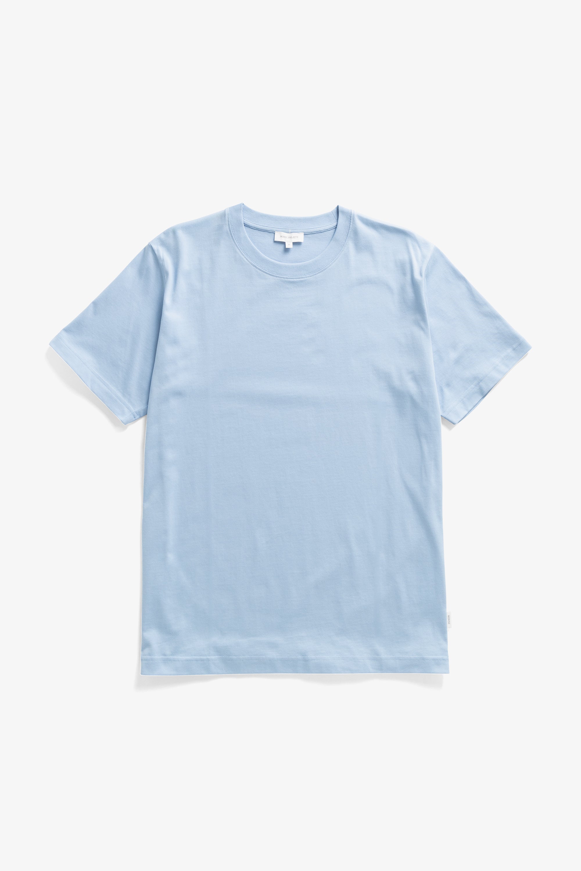 T-shirt - Le T-shirt est confectionné en coton biologique de poids moyen, offrant une coupe classique - Il est doté d'un col côtelé, d'un ourlet et de poignets surpiqués à double aiguille…