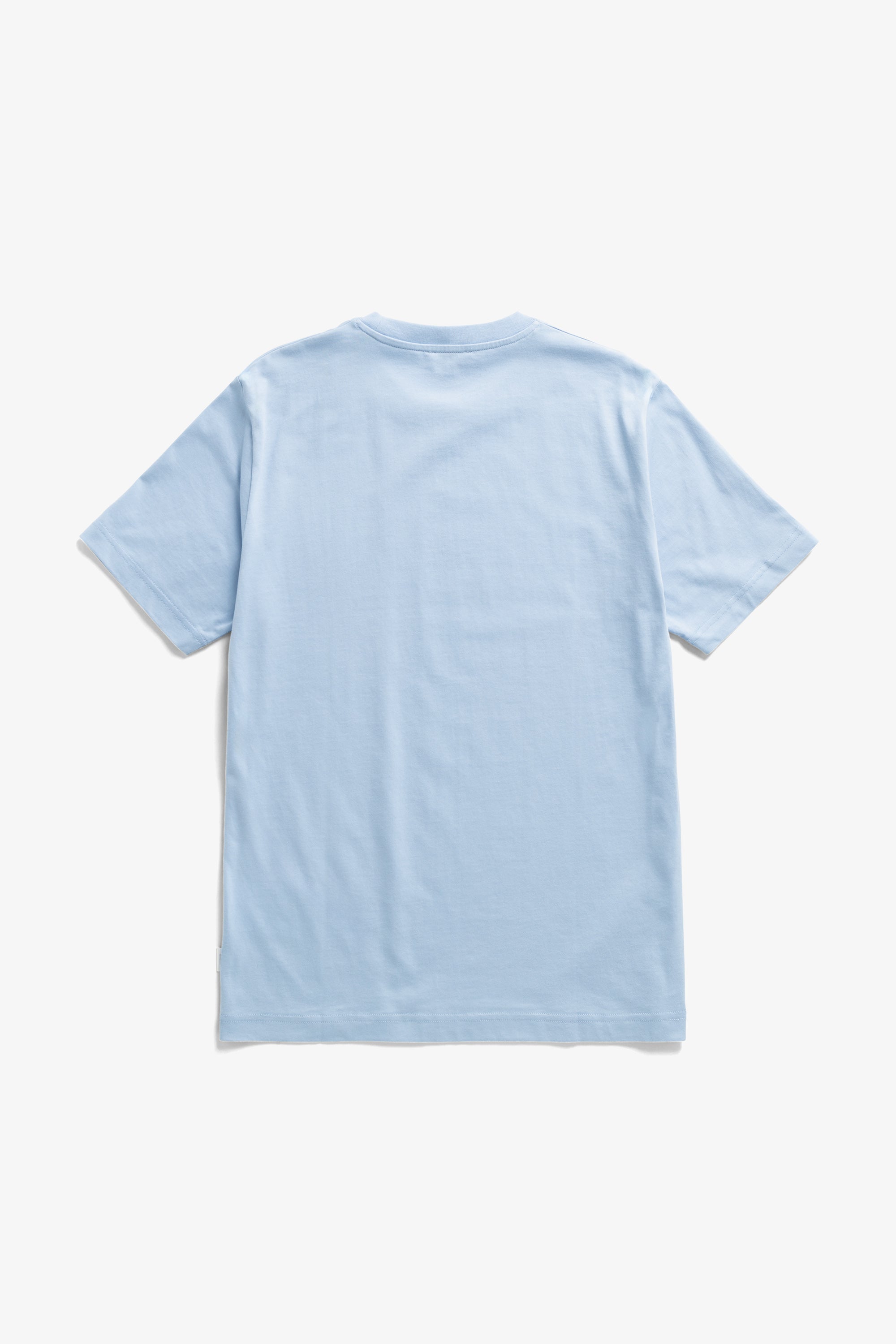 T-shirt - Le T-shirt est confectionné en coton biologique de poids moyen, offrant une coupe classique - Il est doté d'un col côtelé, d'un ourlet et de poignets surpiqués à double aiguille…
