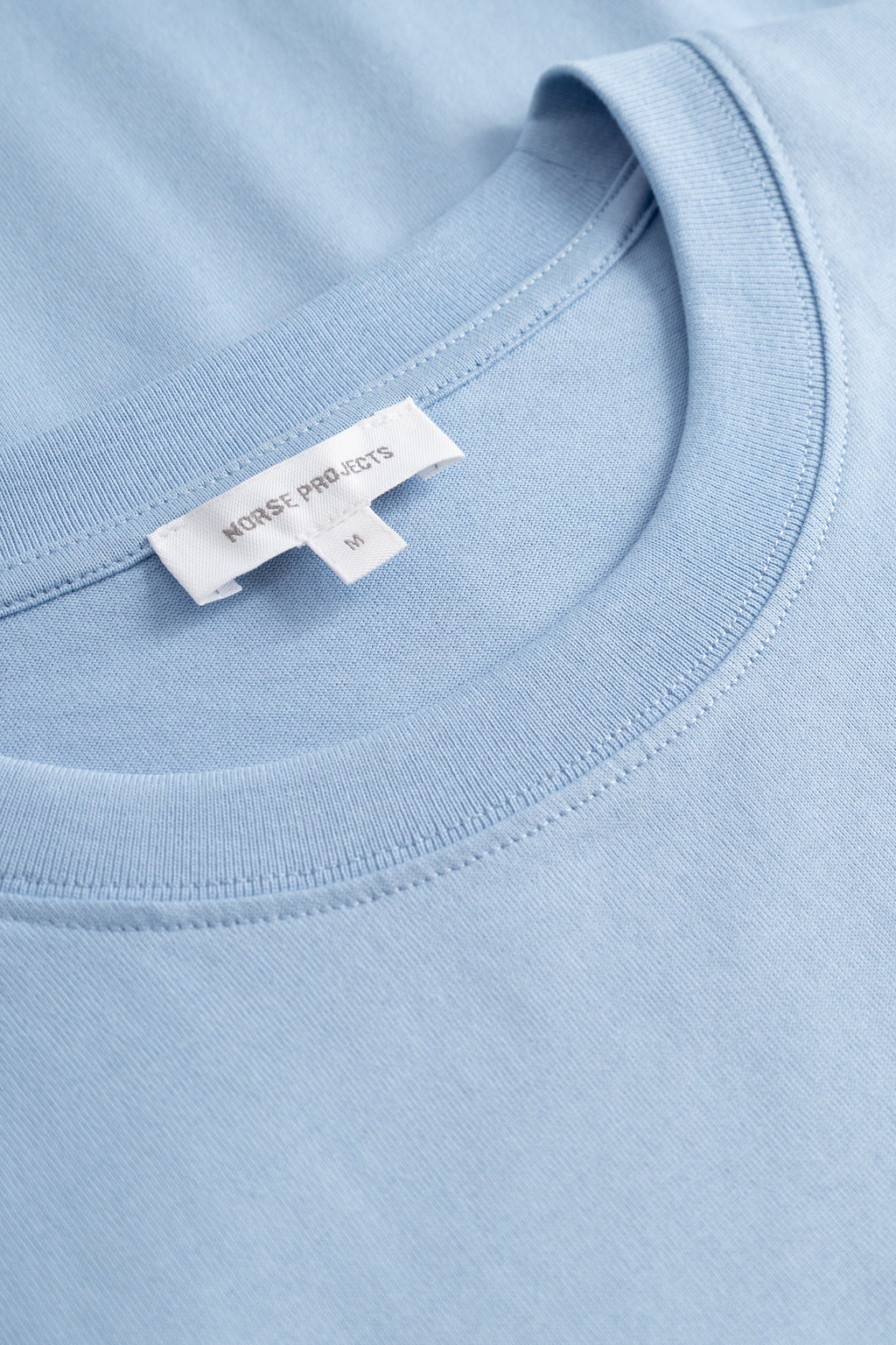 T-shirt - Le T-shirt est confectionné en coton biologique de poids moyen, offrant une coupe classique - Il est doté d'un col côtelé, d'un ourlet et de poignets surpiqués à double aiguille…