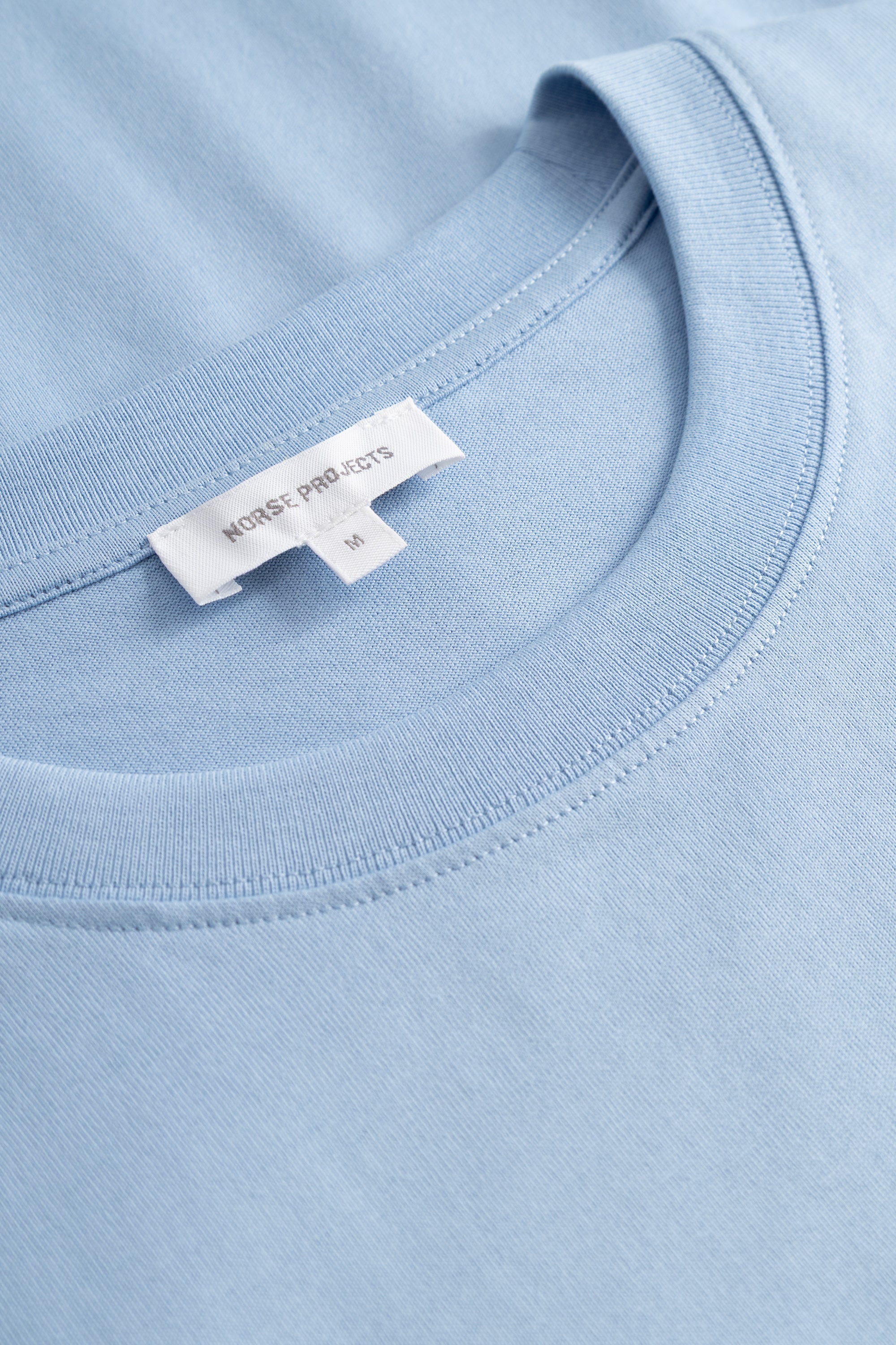 T-shirt - Le T-shirt est confectionné en coton biologique de poids moyen, offrant une coupe classique - Il est doté d'un col côtelé, d'un ourlet et de poignets surpiqués à double aiguille…