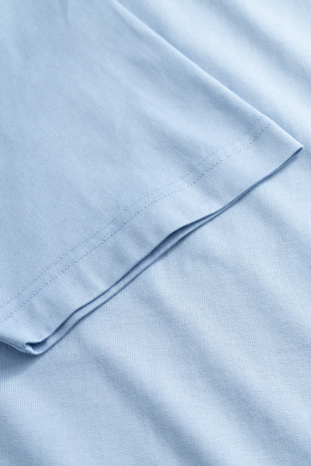 T-shirt - Le T-shirt est confectionné en coton biologique de poids moyen, offrant une coupe classique - Il est doté d'un col côtelé, d'un ourlet et de poignets surpiqués à double aiguille…