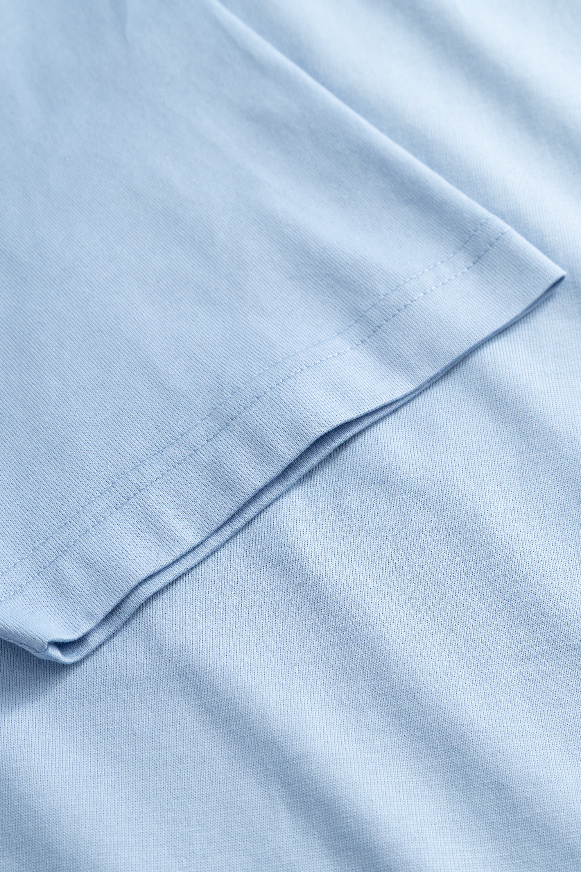T-shirt - Le T-shirt est confectionné en coton biologique de poids moyen, offrant une coupe classique - Il est doté d'un col côtelé, d'un ourlet et de poignets surpiqués à double aiguille…