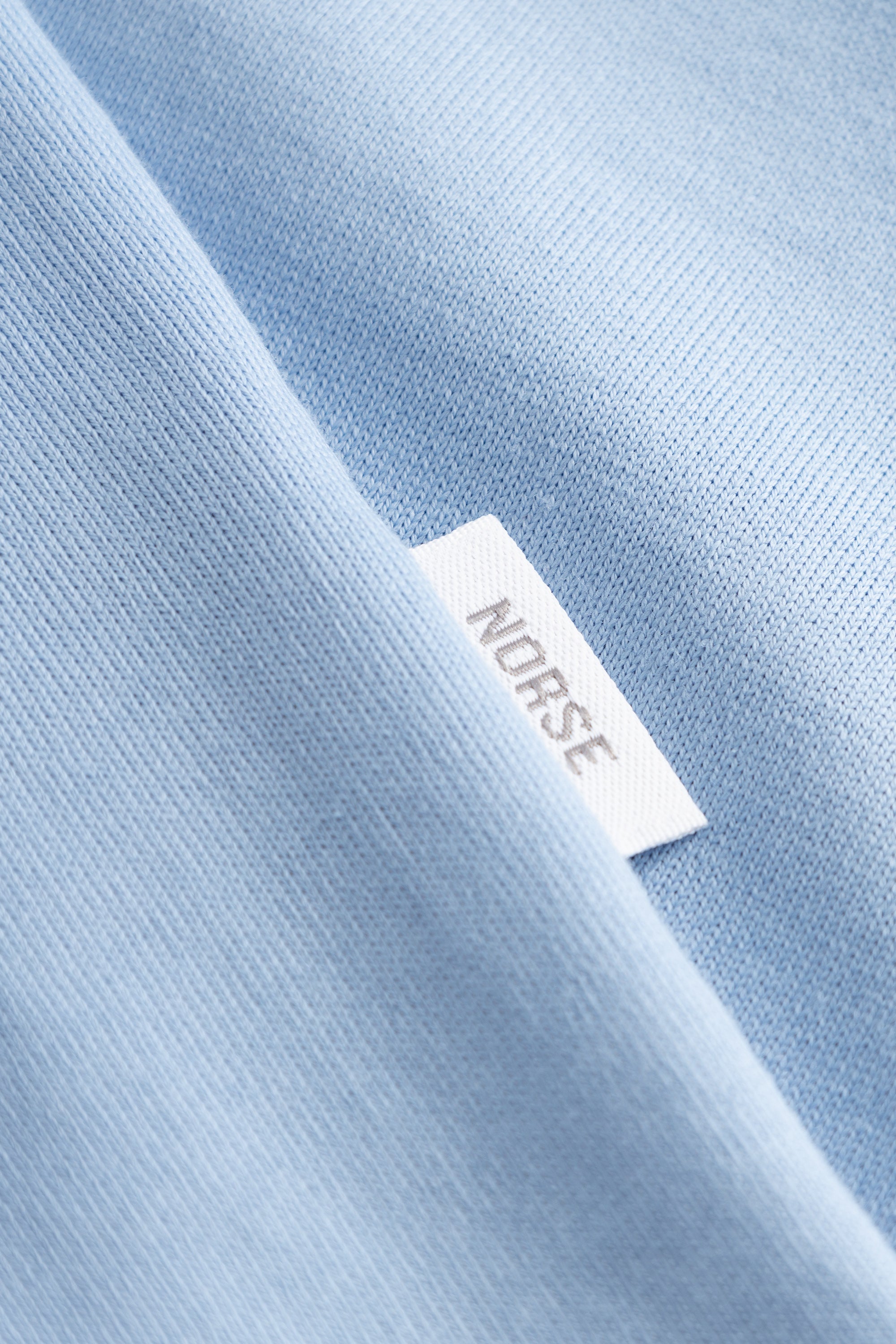T-shirt - Le T-shirt est confectionné en coton biologique de poids moyen, offrant une coupe classique - Il est doté d'un col côtelé, d'un ourlet et de poignets surpiqués à double aiguille…