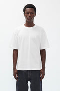 T-shirt ample et épais – Il présente un col côtelé, des ourlets et des poignets à double surpiqûre, ainsi qu'une étiquette griffée à la couture latérale – Il présente un col côtelé…