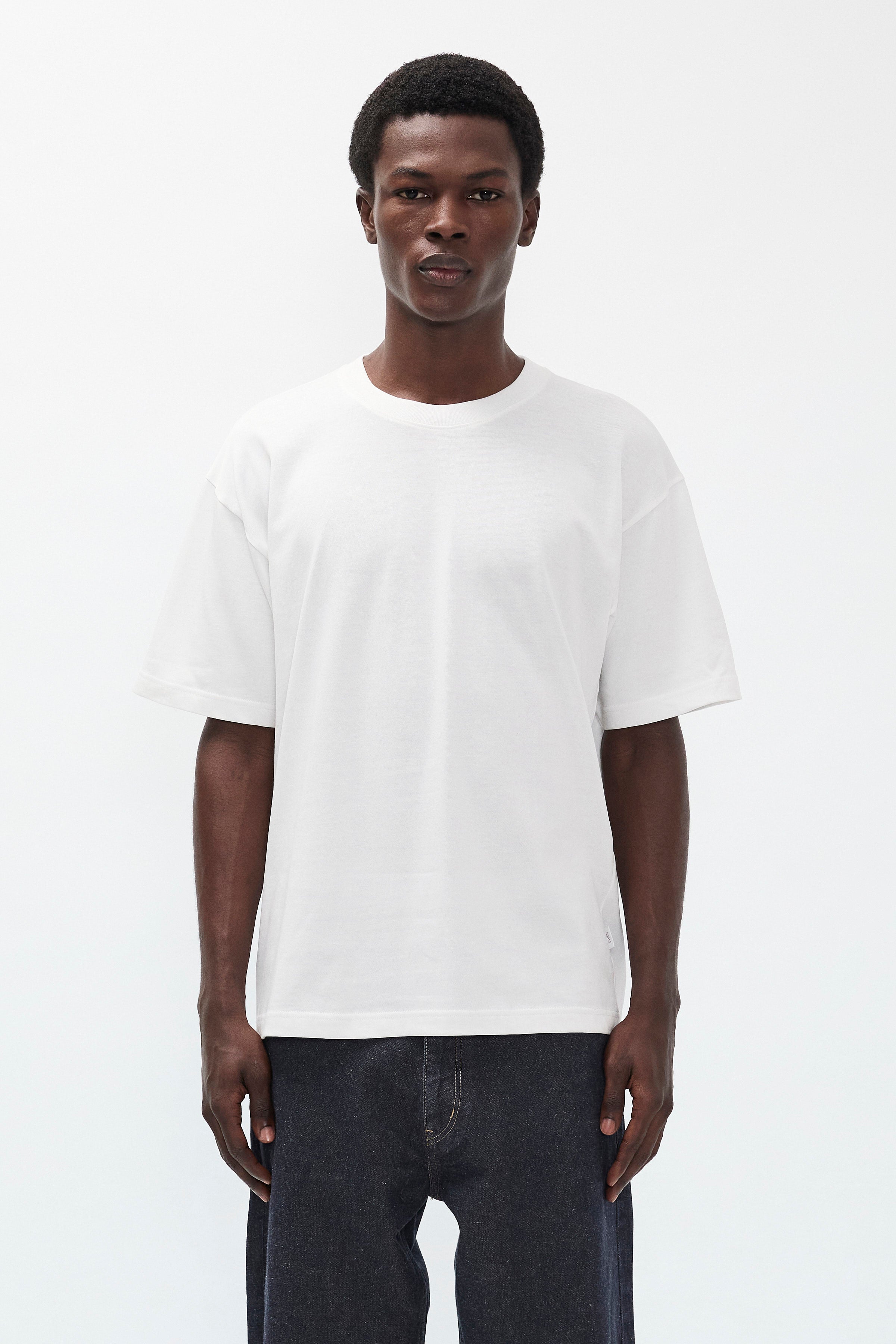 T-shirt ample et épais – Il présente un col côtelé, des ourlets et des poignets à double surpiqûre, ainsi qu'une étiquette griffée à la couture latérale – Il présente un col côtelé…