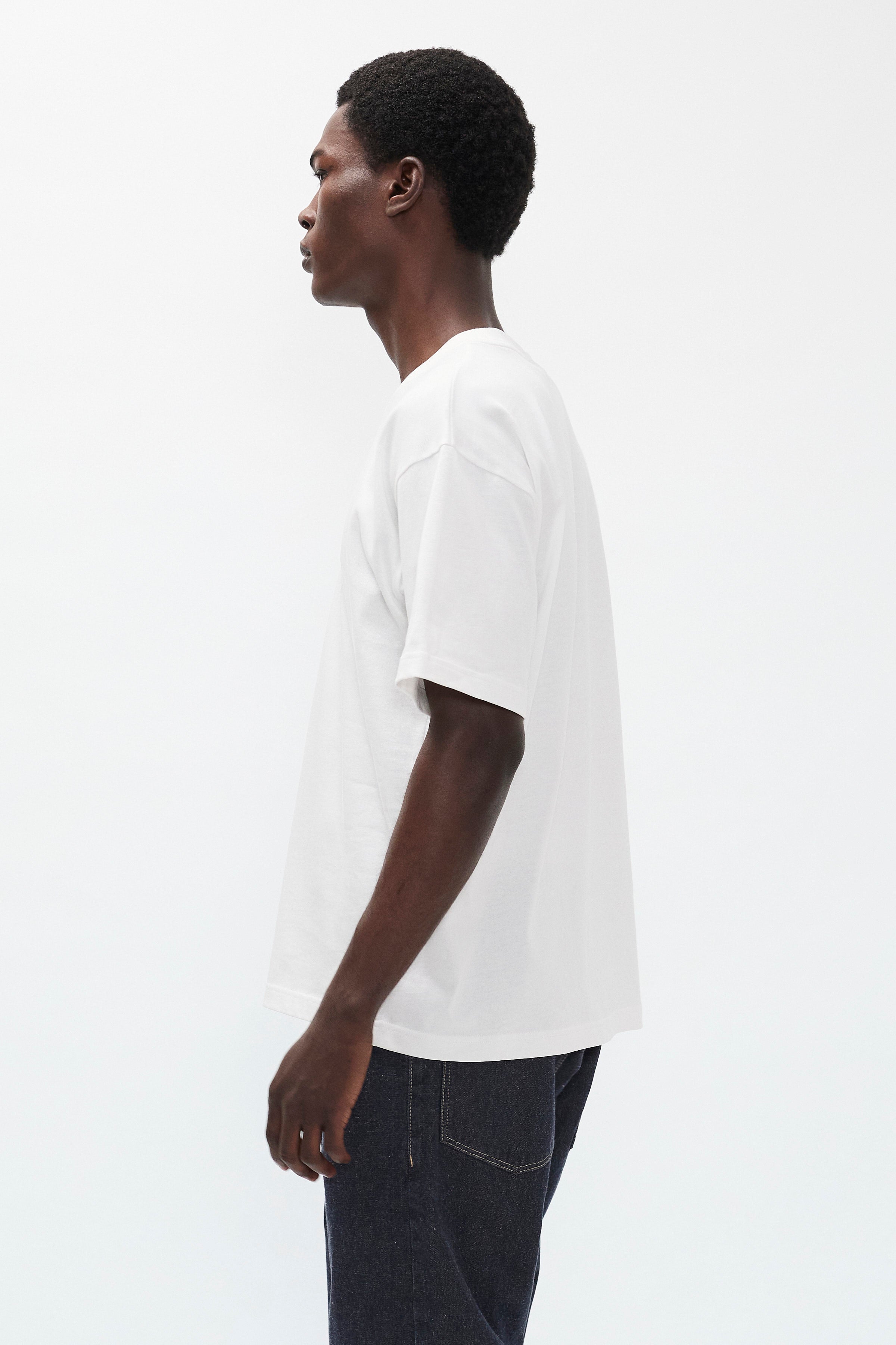 T-shirt ample et épais – Il présente un col côtelé, des ourlets et des poignets à double surpiqûre, ainsi qu'une étiquette griffée à la couture latérale – Il présente un col côtelé…