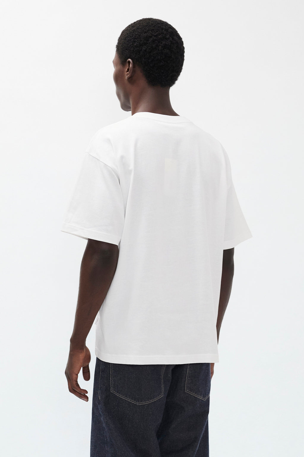 T-shirt ample et épais – Il présente un col côtelé, des ourlets et des poignets à double surpiqûre, ainsi qu'une étiquette griffée à la couture latérale – Il présente un col côtelé…