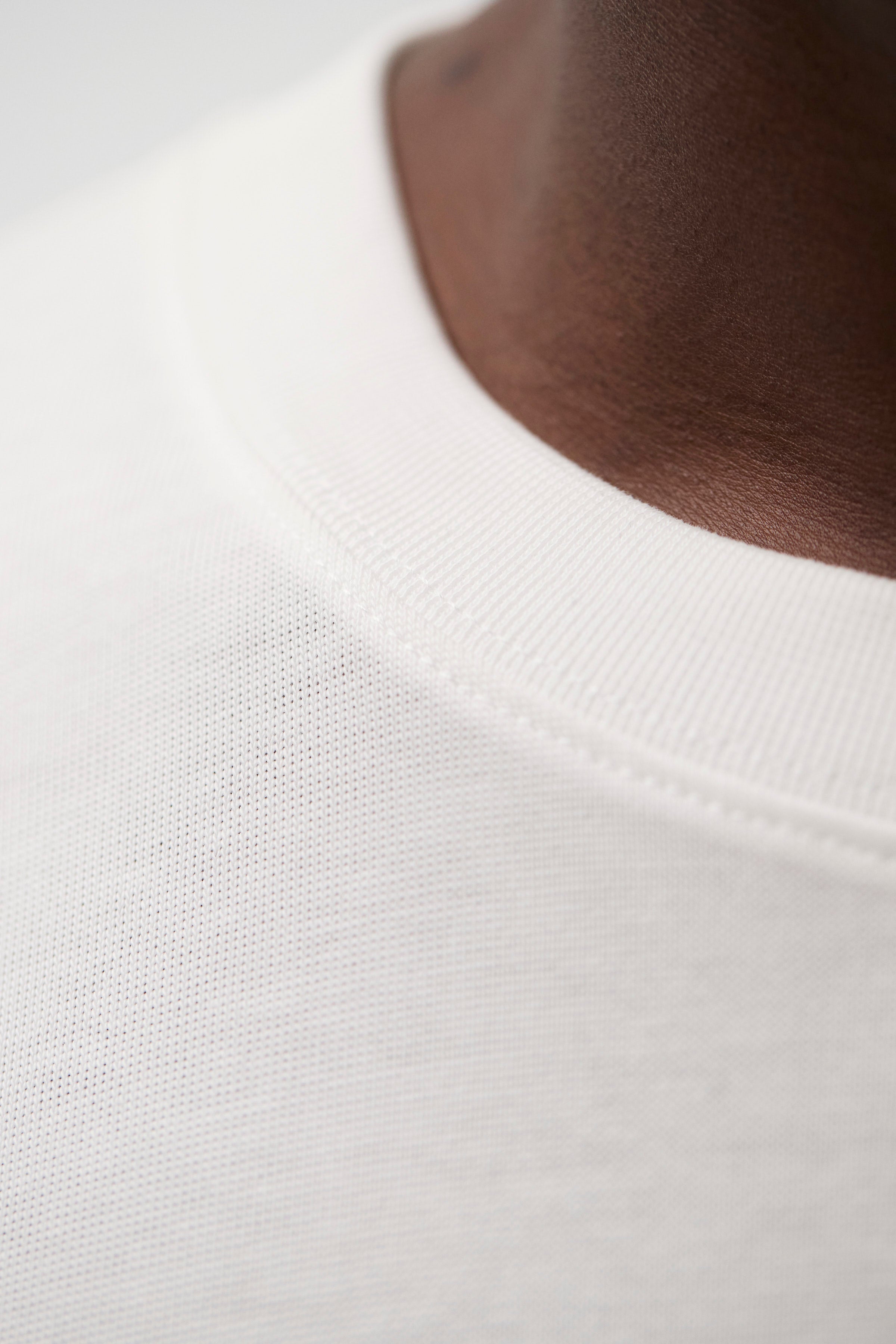 T-shirt ample et épais – Il présente un col côtelé, des ourlets et des poignets à double surpiqûre, ainsi qu'une étiquette griffée à la couture latérale – Il présente un col côtelé…