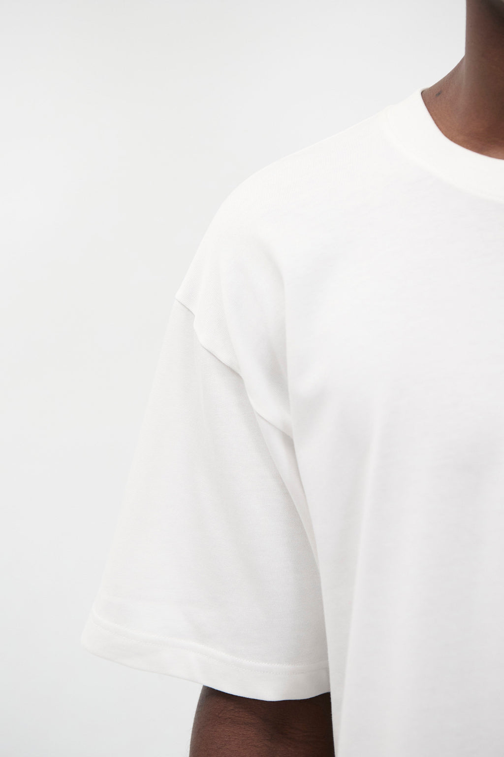 T-shirt ample et épais – Il présente un col côtelé, des ourlets et des poignets à double surpiqûre, ainsi qu'une étiquette griffée à la couture latérale – Il présente un col côtelé…