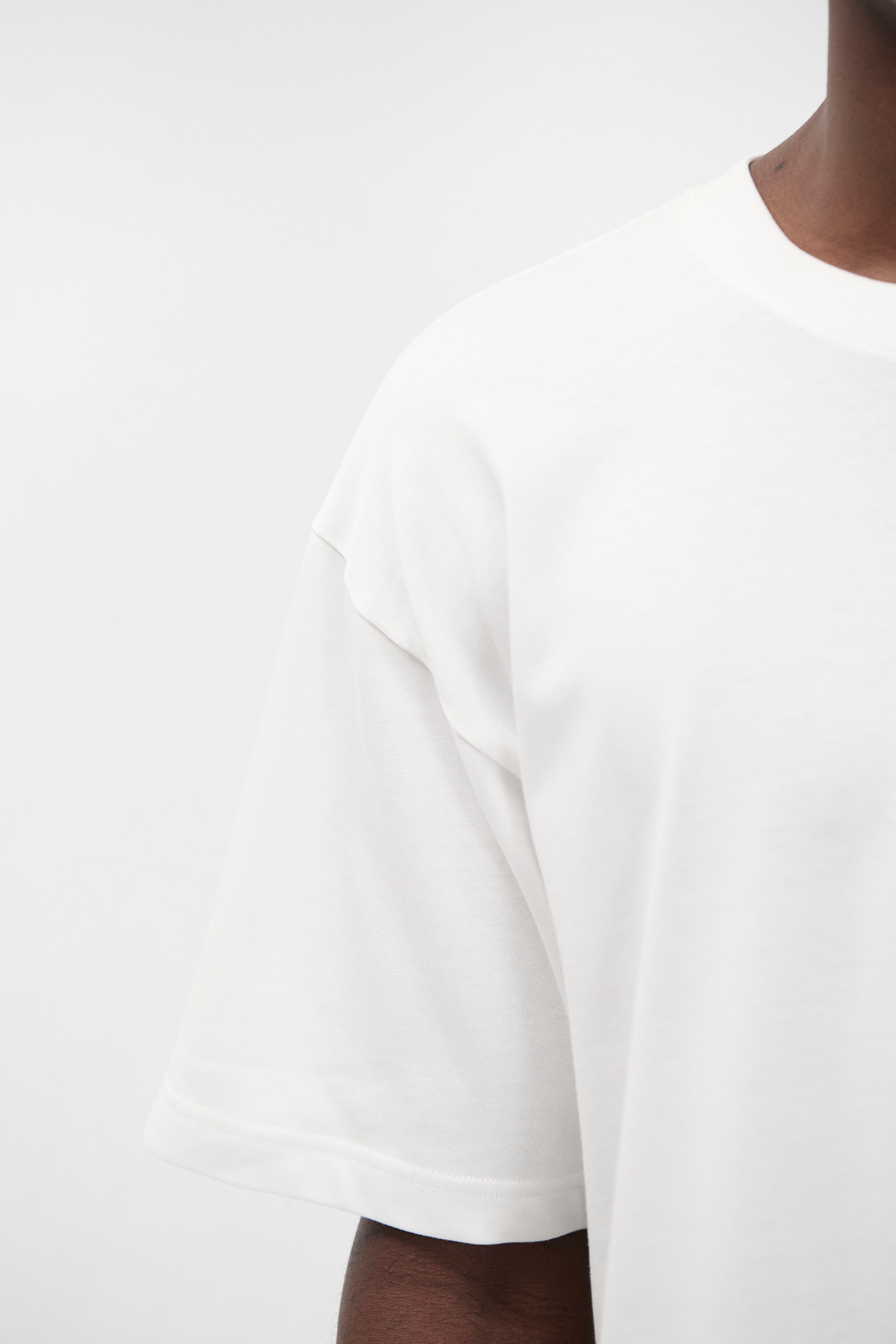 T-shirt ample et épais – Il présente un col côtelé, des ourlets et des poignets à double surpiqûre, ainsi qu'une étiquette griffée à la couture latérale – Il présente un col côtelé…