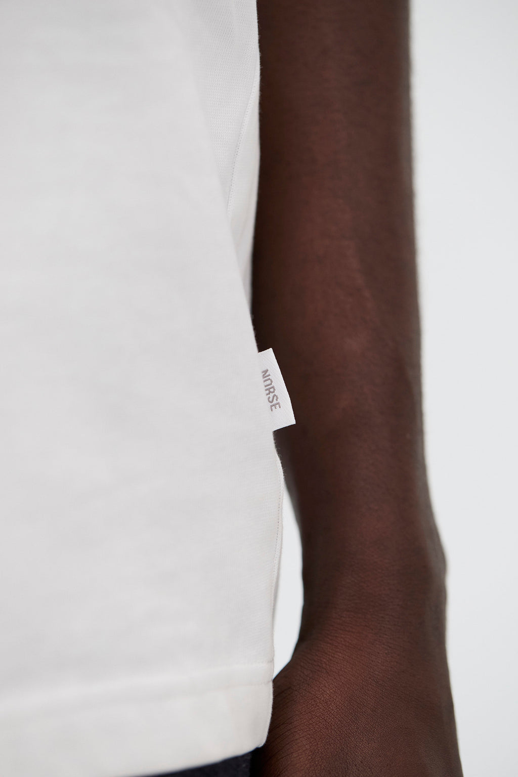 T-shirt ample et épais – Il présente un col côtelé, des ourlets et des poignets à double surpiqûre, ainsi qu'une étiquette griffée à la couture latérale – Il présente un col côtelé…