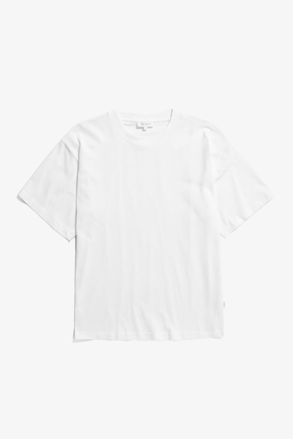 T-shirt ample et épais – Il présente un col côtelé, des ourlets et des poignets à double surpiqûre, ainsi qu'une étiquette griffée à la couture latérale – Il présente un col côtelé…