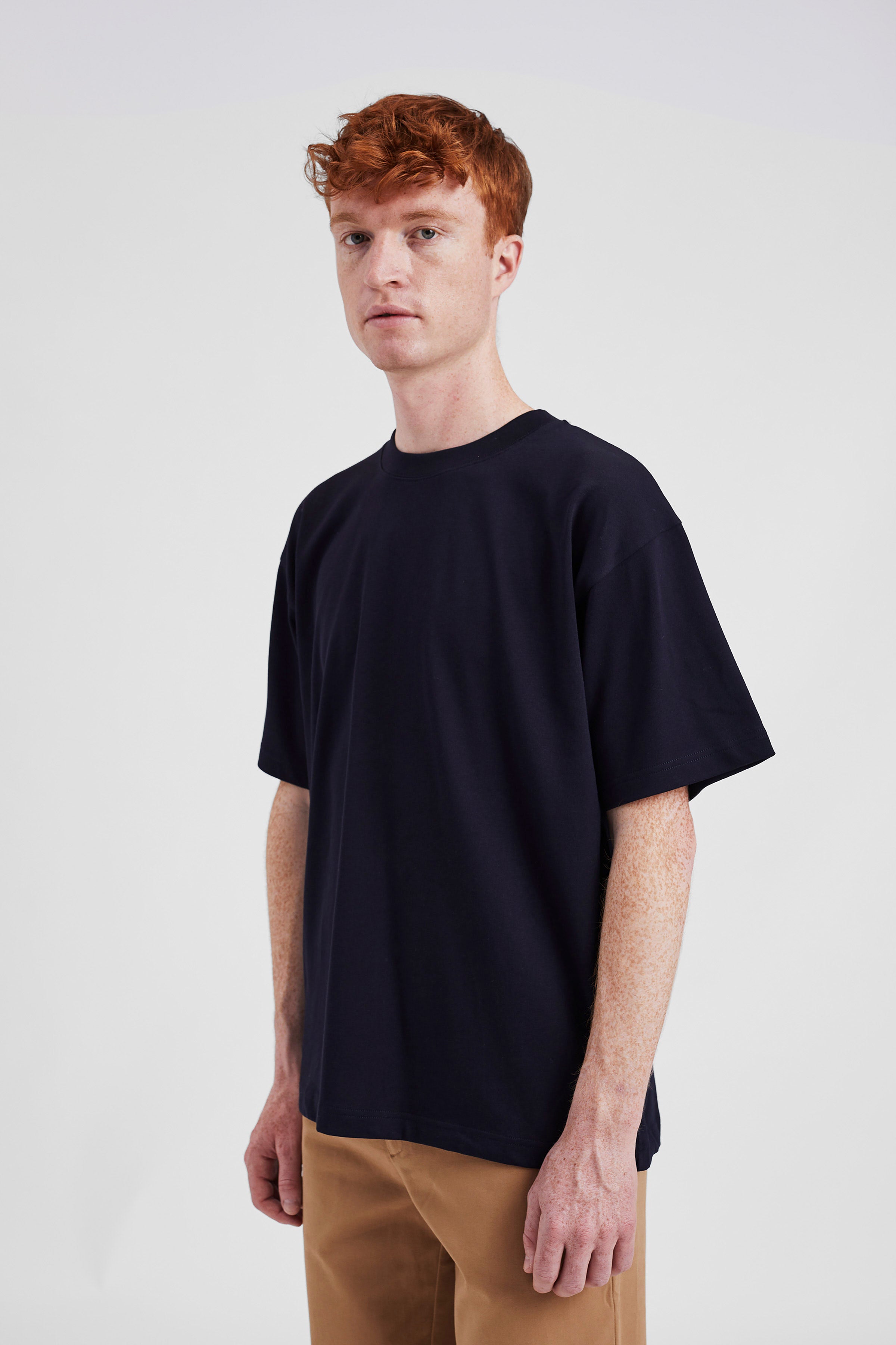 T-shirt ample et épais - Il présente un col côtelé, un ourlet et des poignets à double surpiqûre, ainsi qu'une étiquette griffée au niveau de la couture latérale - Il présente un co… #3