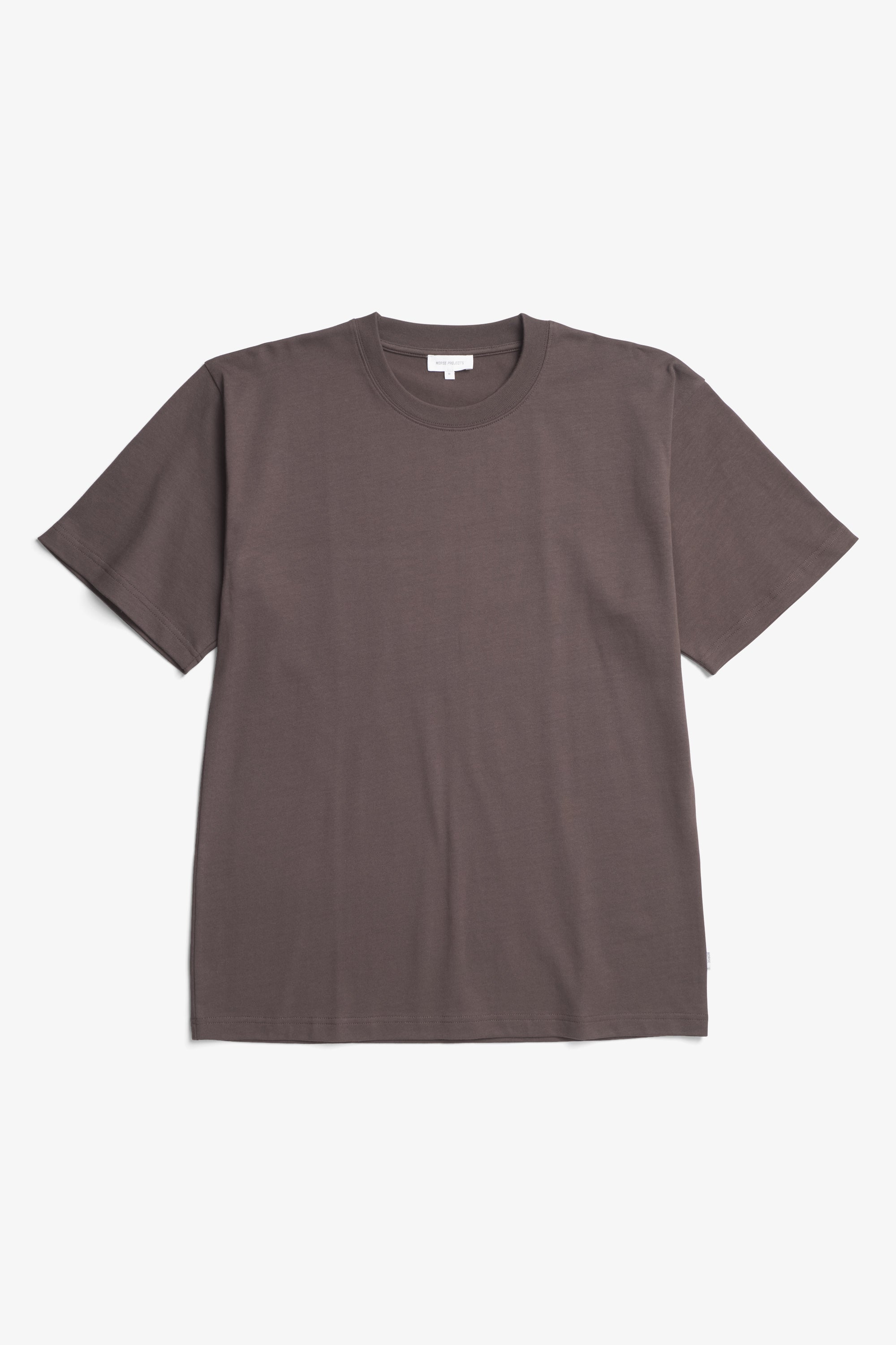 T-shirt amble lourd - Fabriqué au Portugal, il présente un col côtelé ainsi qu'un ourlet et des poignets à double surpiqûre - Fabriqué au Portugal, il présente un co…