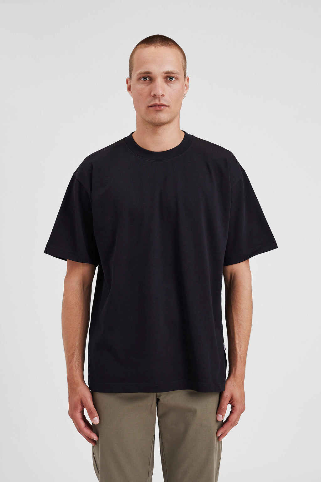 T-shirt loose épais - Il présente un col côtelé, des ourlets et des poignets à double surpiqûre, ainsi qu'une étiquette griffée sur la couture latérale - Il présente un co… #2