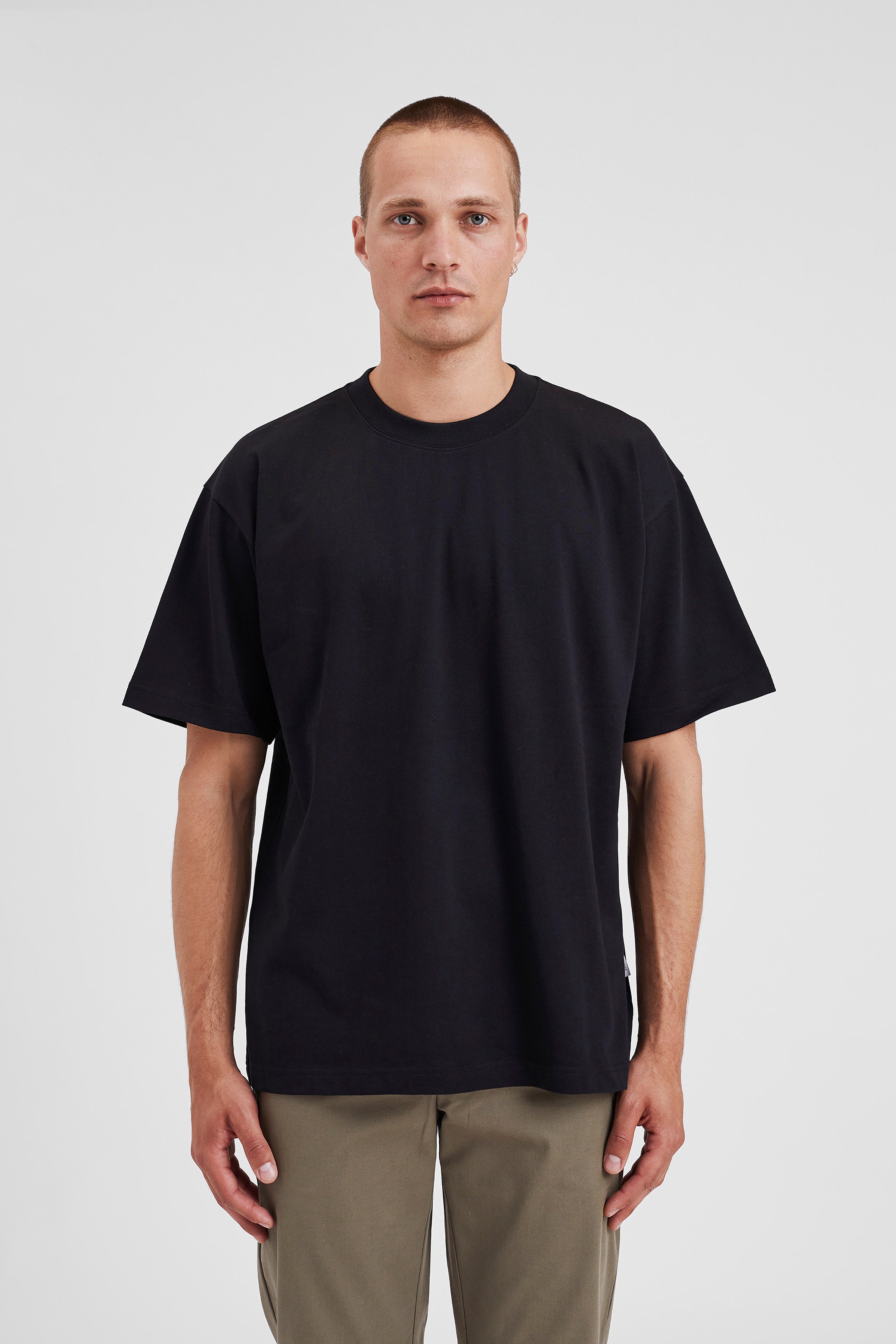 T-shirt loose épais - Il présente un col côtelé, des ourlets et des poignets à double surpiqûre, ainsi qu'une étiquette griffée sur la couture latérale - Il présente un co… #2