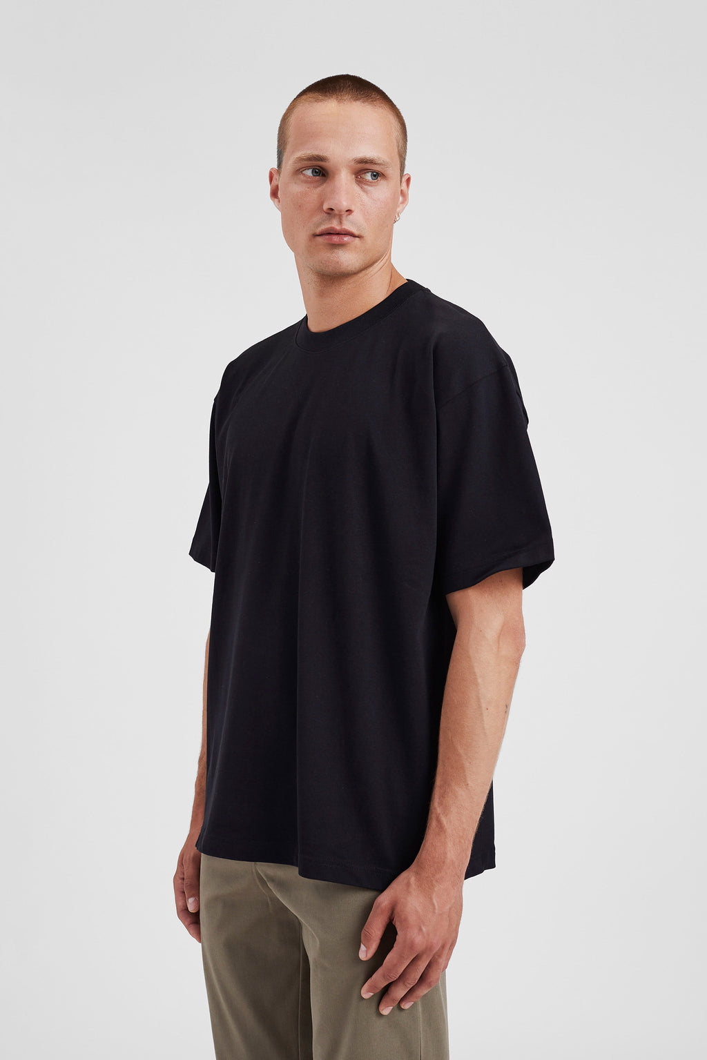 T-shirt loose épais - Il présente un col côtelé, des ourlets et des poignets à double surpiqûre, ainsi qu'une étiquette griffée sur la couture latérale - Il présente un co… #2