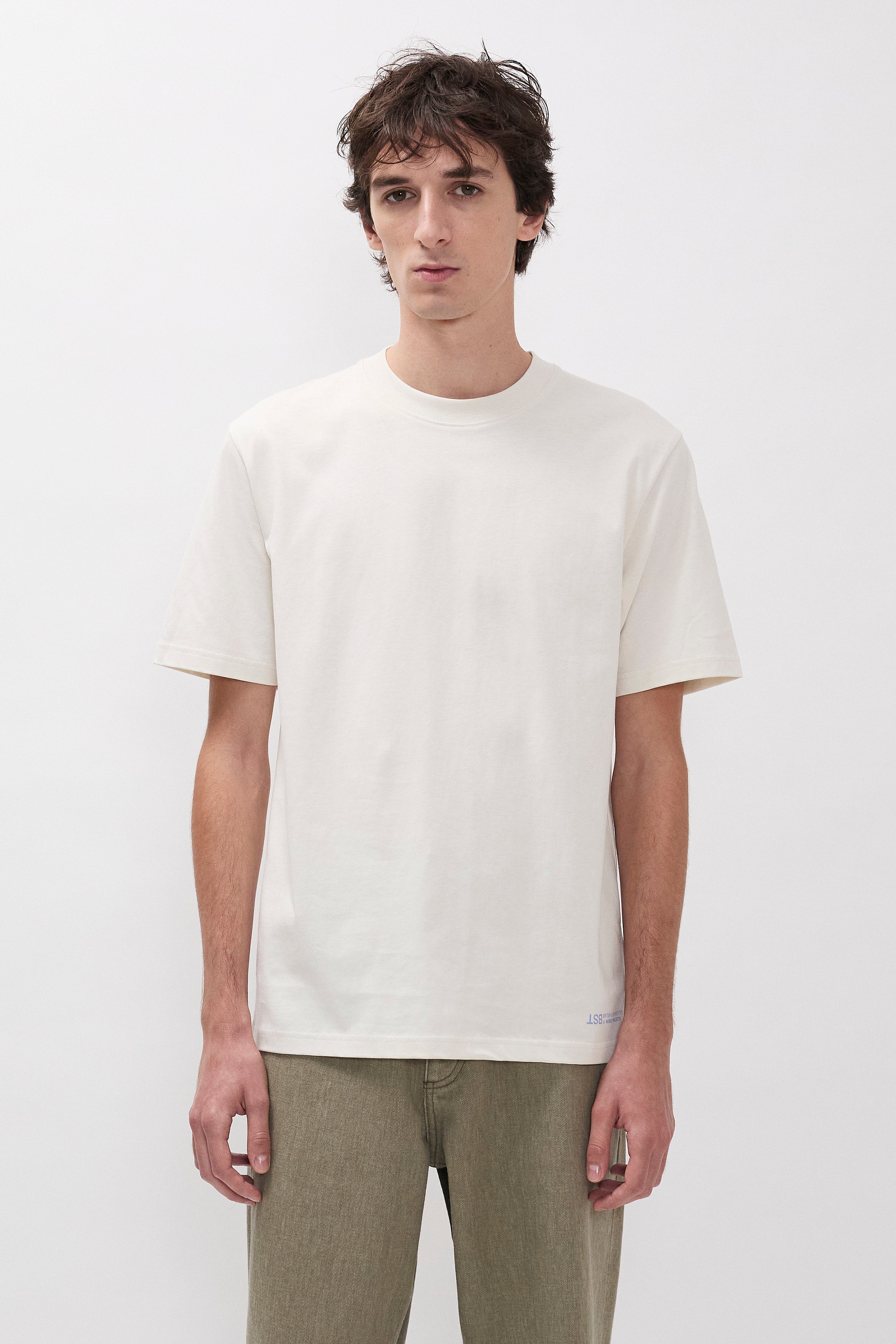 T-shirt imprimé au dos – Un t-shirt à coupe classique en jersey de coton biologique de poids moyen – Il présente un logo sérigraphié sur le devant et dans le dos, un…