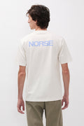 T-shirt imprimé au dos – Un t-shirt à coupe classique en jersey de coton biologique de poids moyen – Il présente un logo sérigraphié sur le devant et dans le dos, un…