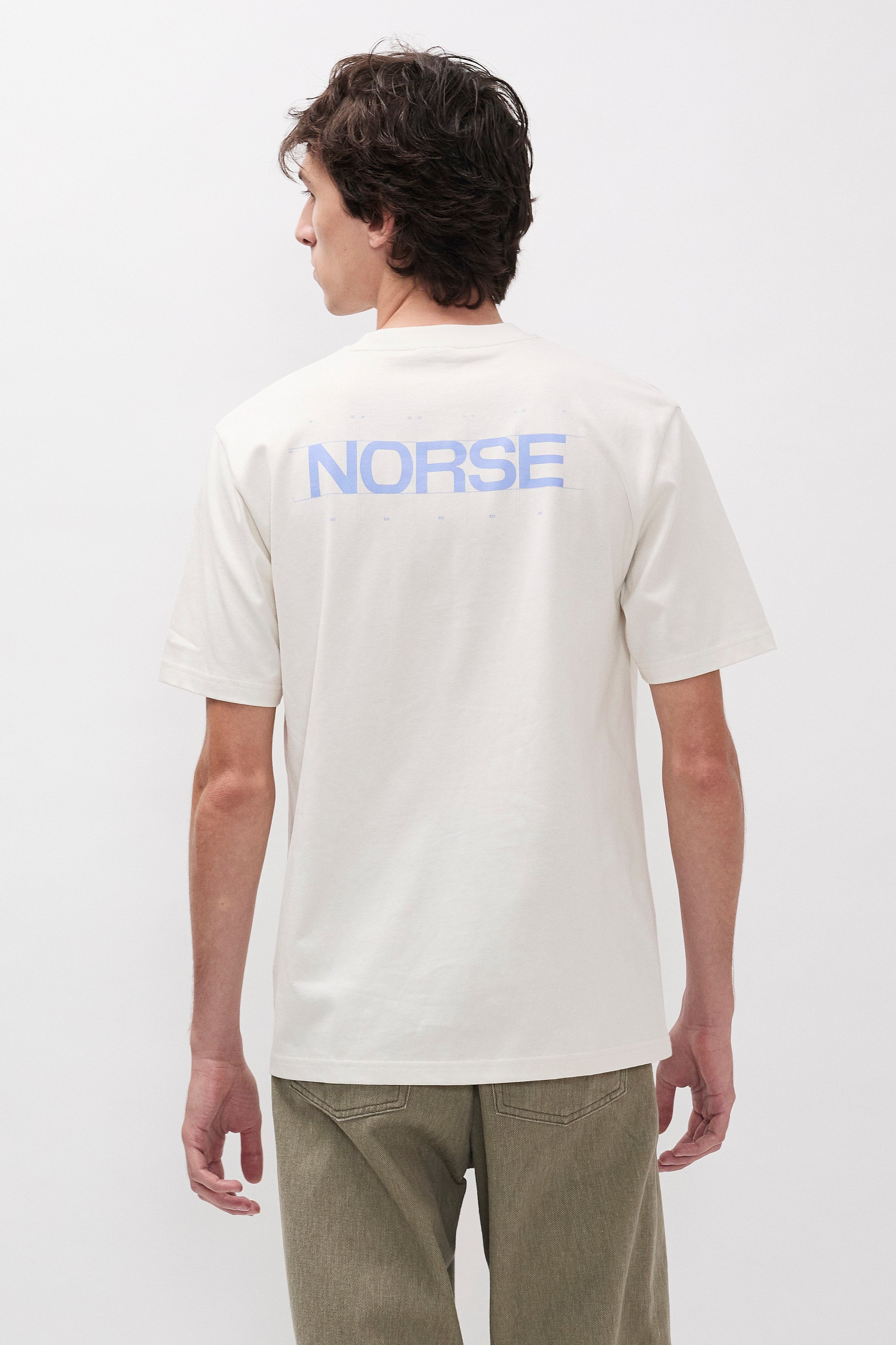 T-shirt imprimé au dos – Un t-shirt à coupe classique en jersey de coton biologique de poids moyen – Il présente un logo sérigraphié sur le devant et dans le dos, un…