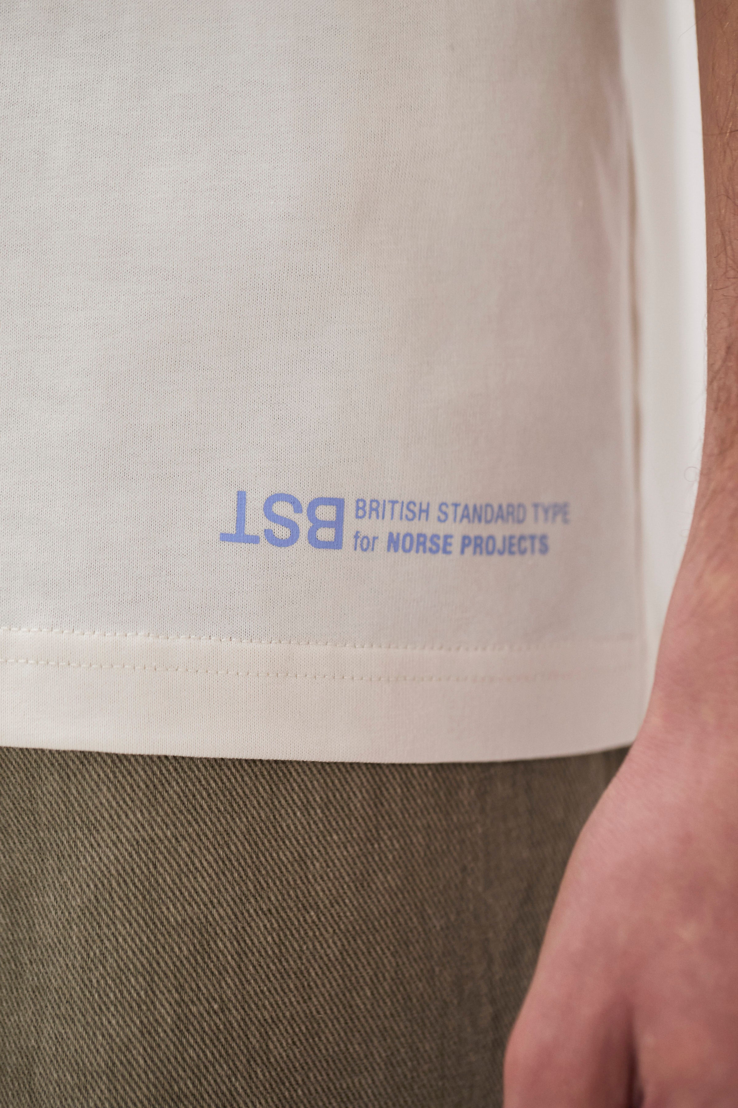 T-shirt imprimé au dos – Un t-shirt à coupe classique en jersey de coton biologique de poids moyen – Il présente un logo sérigraphié sur le devant et dans le dos, un…