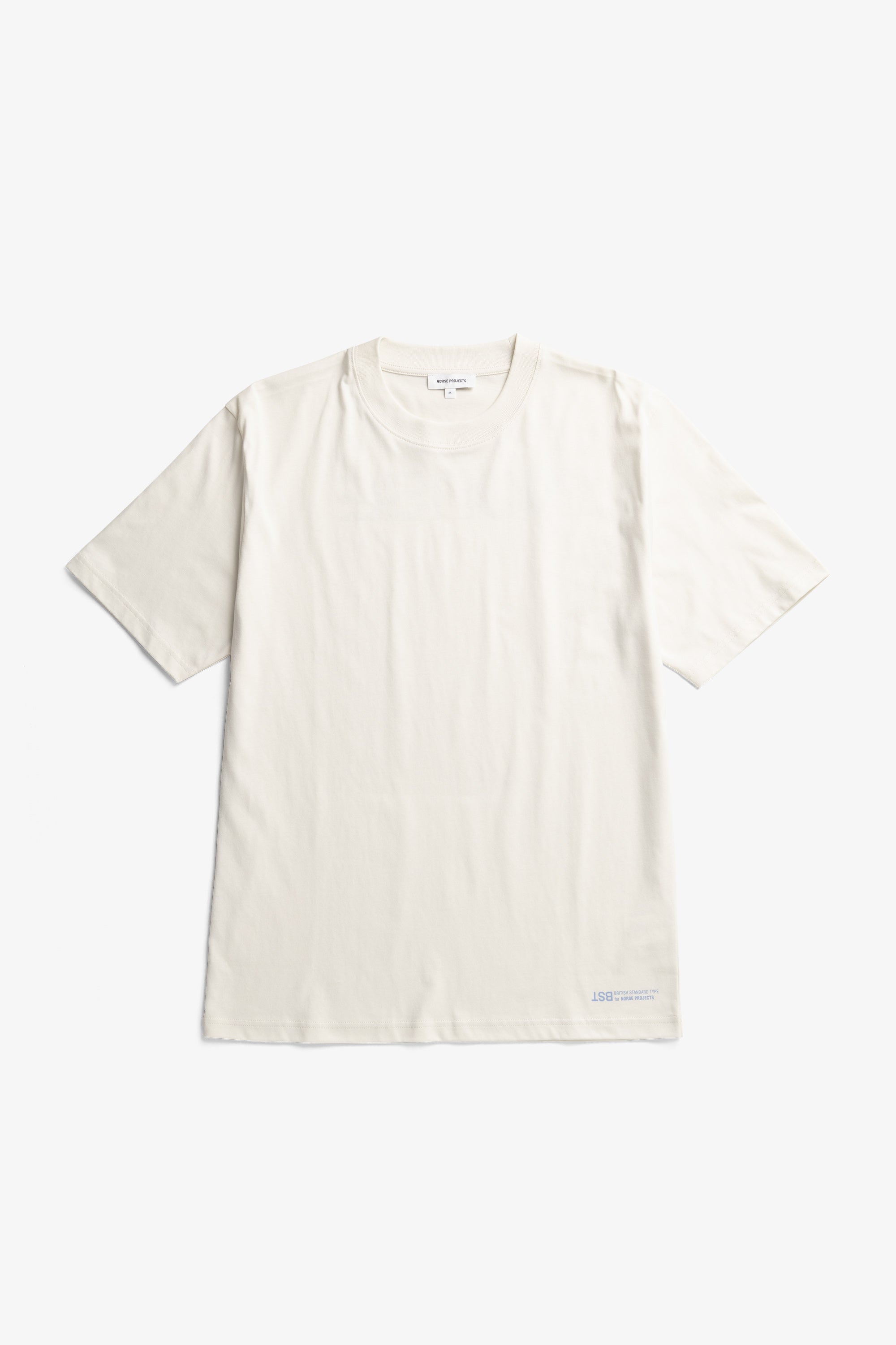 T-shirt imprimé au dos – Un t-shirt à coupe classique en jersey de coton biologique de poids moyen – Il présente un logo sérigraphié sur le devant et dans le dos, un…