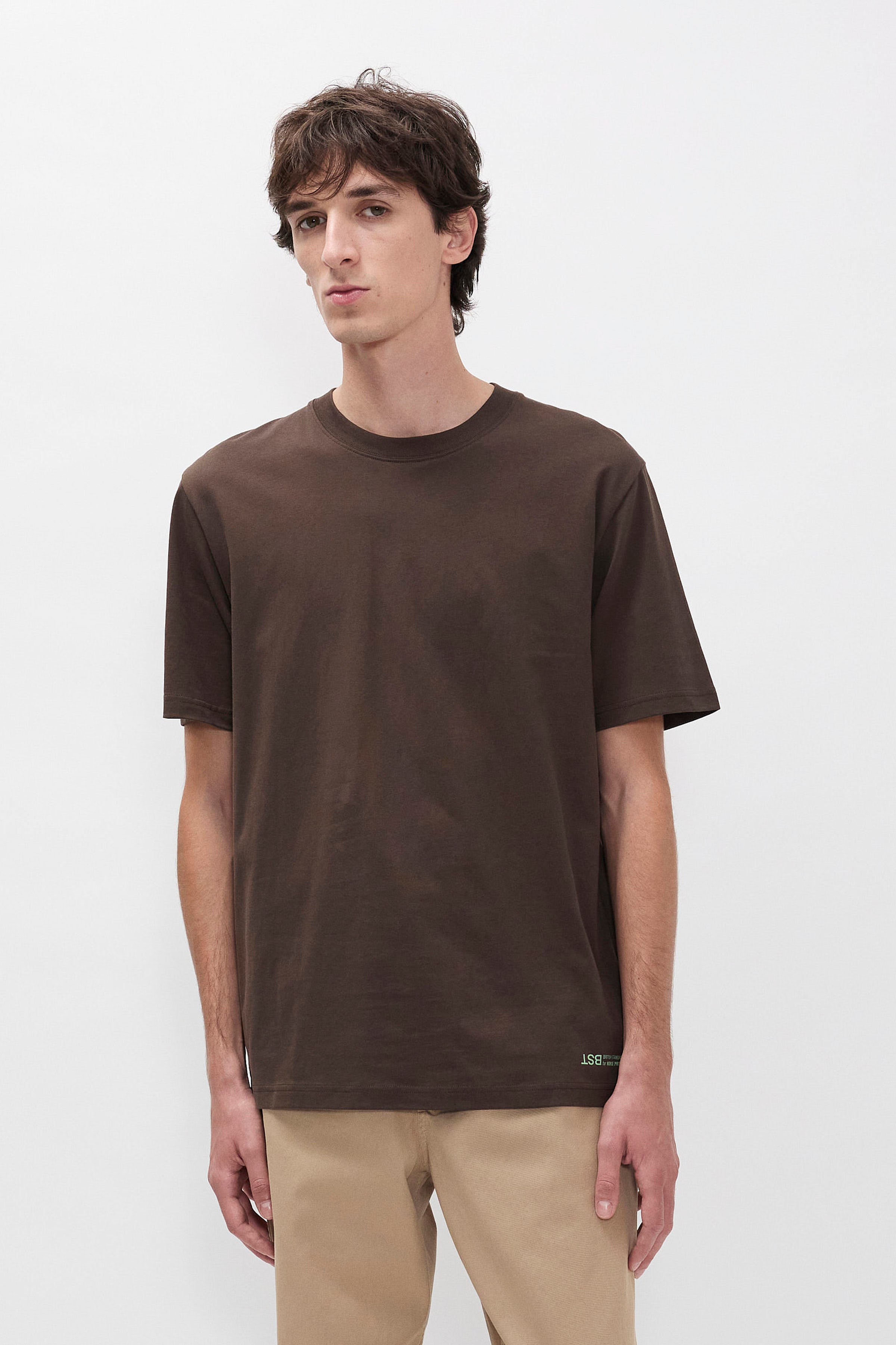 T-shirt à imprimé dorsal - Un t-shirt à coupe classique en jersey de coton biologique de poids moyen - Un t-shirt à coupe classique en jersey de coton biologique de poids moyen…