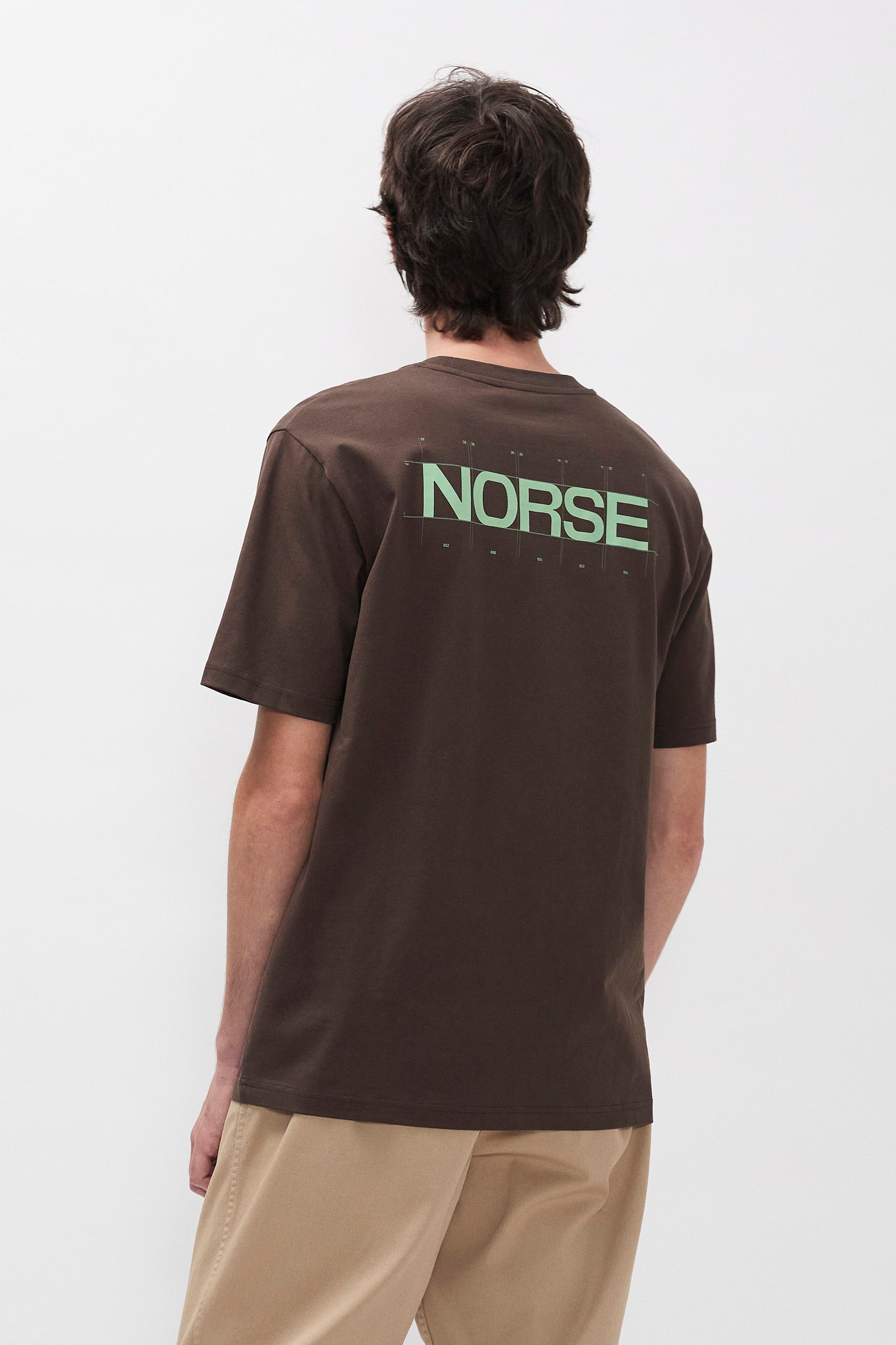 T-shirt à imprimé dorsal - Un t-shirt à coupe classique en jersey de coton biologique de poids moyen - Un t-shirt à coupe classique en jersey de coton biologique de poids moyen…
