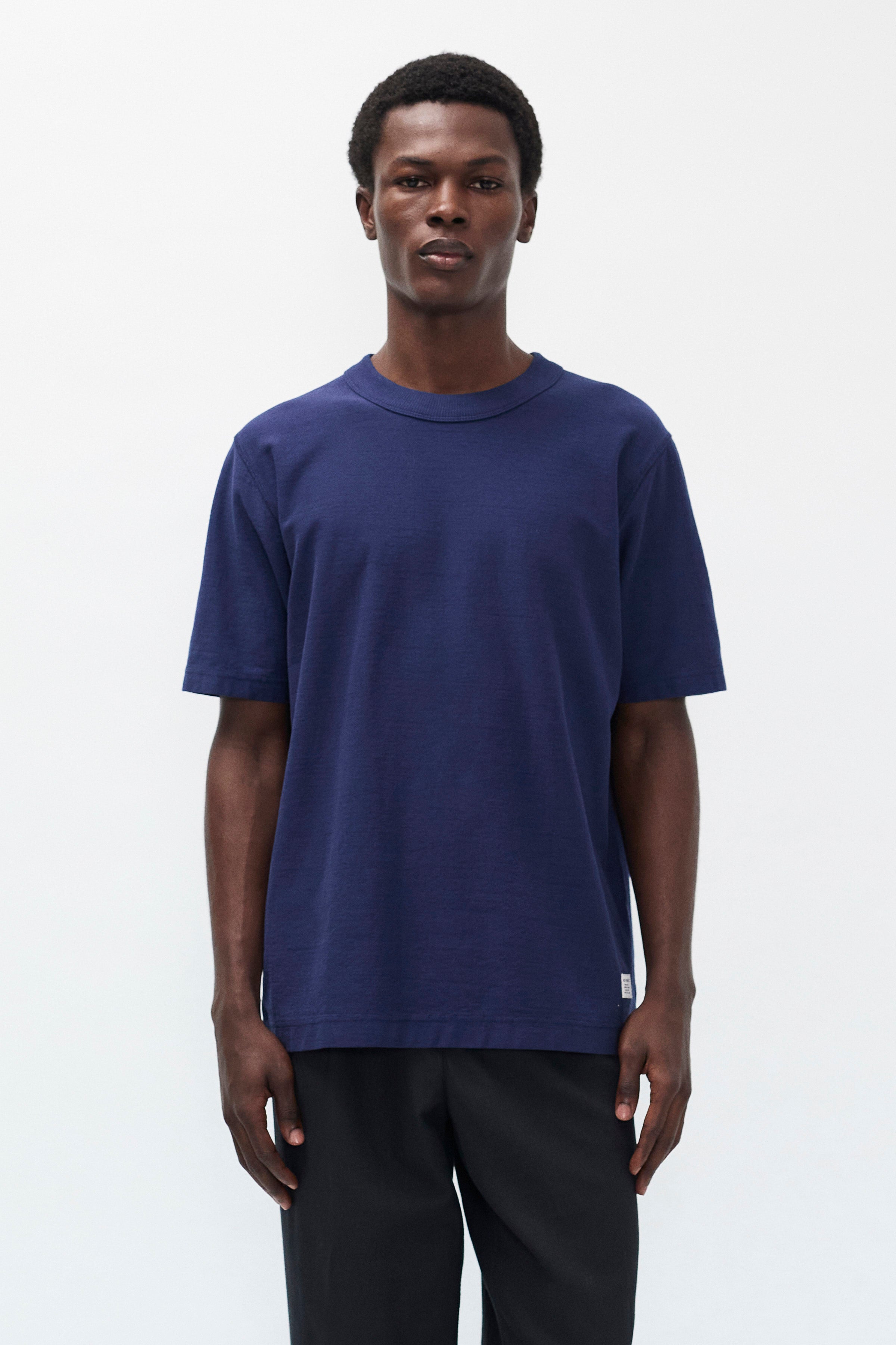 T-shirt en coton biologique teint en pièce GMD – Un t-shirt teint en pièce à la coupe décontractée, confectionné dans un jersey de coton biologique de poids moyen – Un t-shirt teint en pièce à la coupe décontractée…