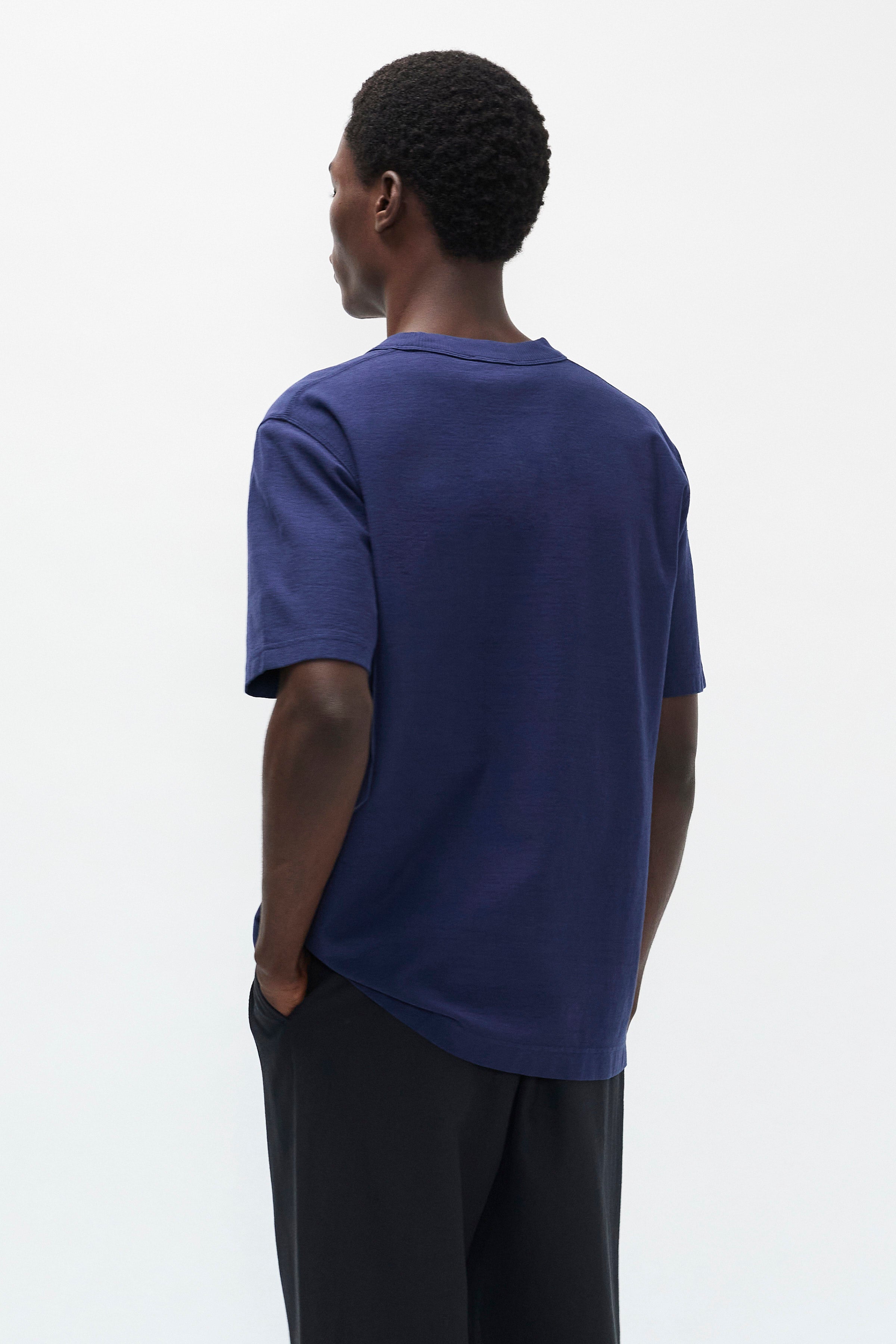 T-shirt en coton biologique teint en pièce GMD – Un t-shirt teint en pièce à la coupe décontractée, confectionné dans un jersey de coton biologique de poids moyen – Un t-shirt teint en pièce à la coupe décontractée…