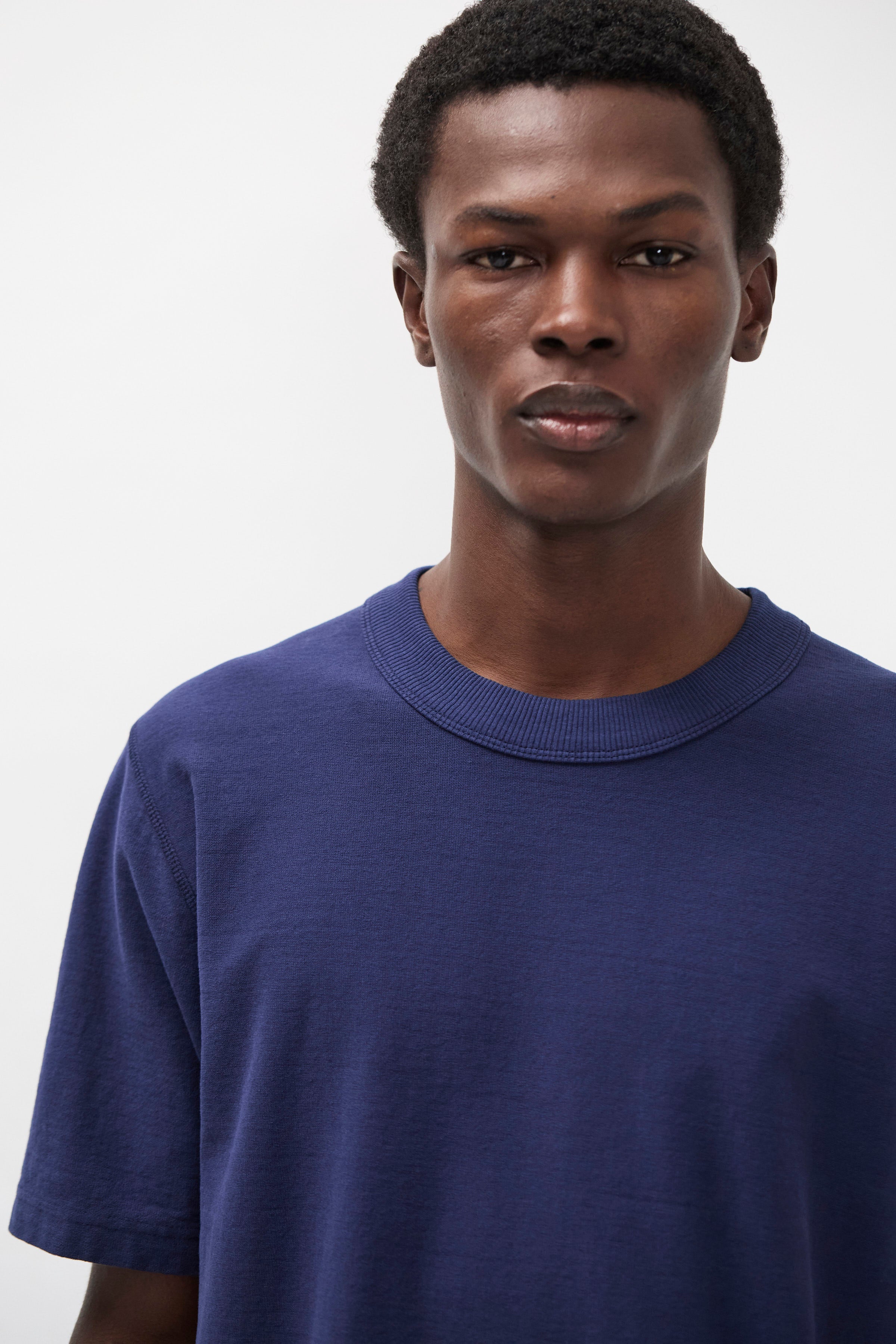 T-shirt en coton biologique teint en pièce GMD – Un t-shirt teint en pièce à la coupe décontractée, confectionné dans un jersey de coton biologique de poids moyen – Un t-shirt teint en pièce à la coupe décontractée…