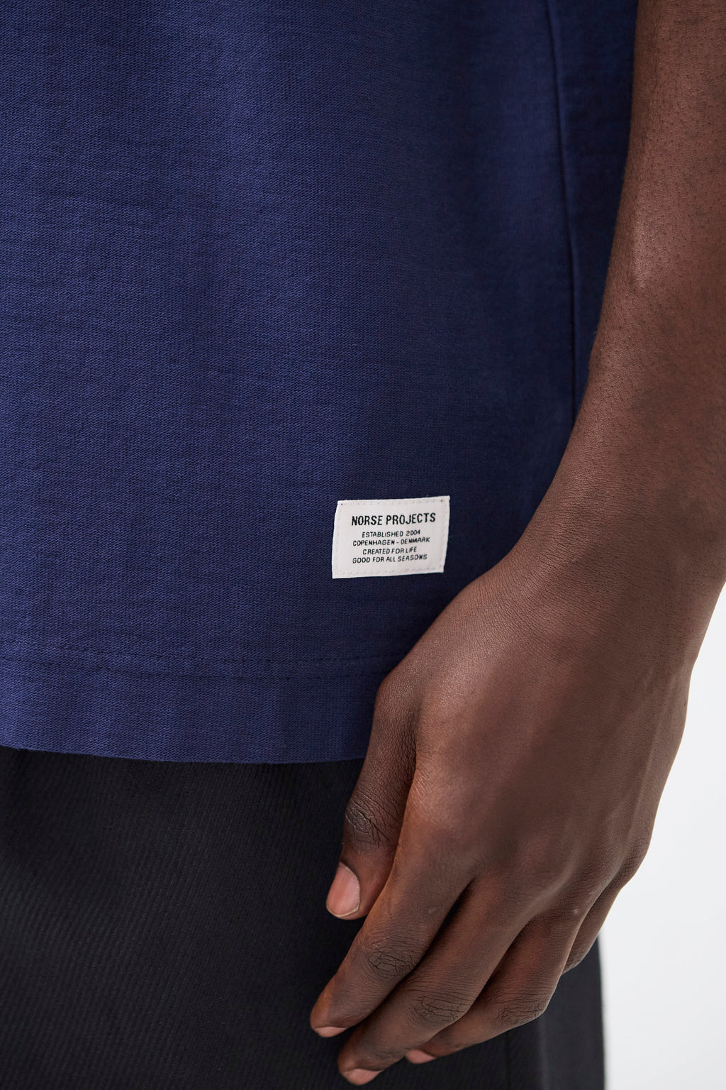 T-shirt en coton biologique teint en pièce GMD – Un t-shirt teint en pièce à la coupe décontractée, confectionné dans un jersey de coton biologique de poids moyen – Un t-shirt teint en pièce à la coupe décontractée…