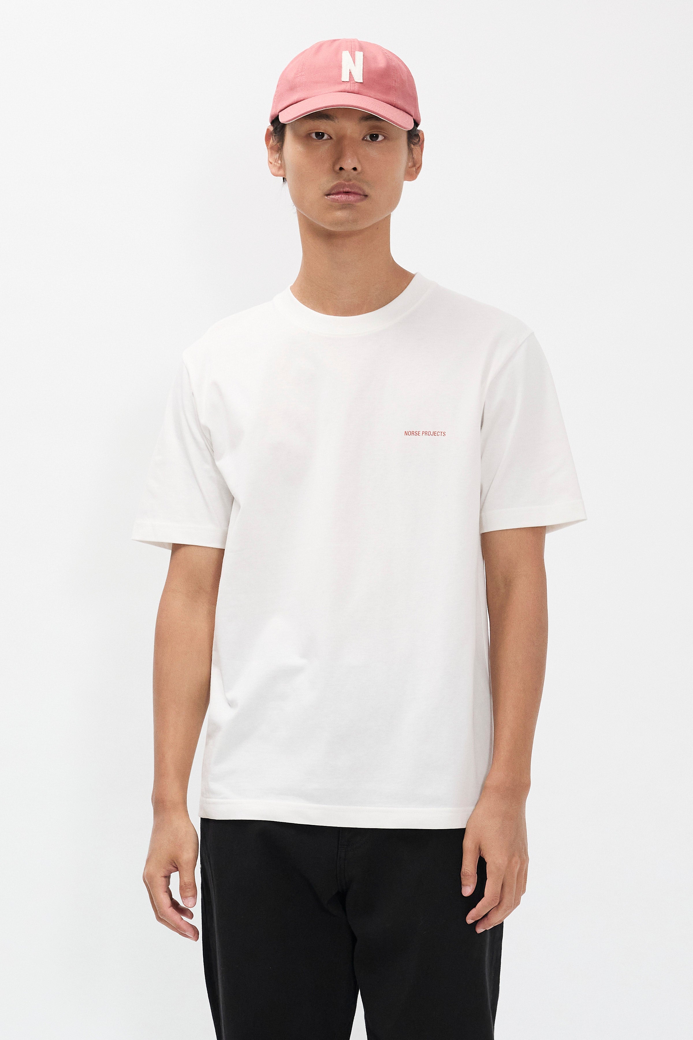 T-shirt en coton bio à logo imprimé - Un t-shirt de coupe droite, confectionné dans un jersey de coton biologique de poids moyen - Il présente un logo sérigraphié sur la poitrine, un…