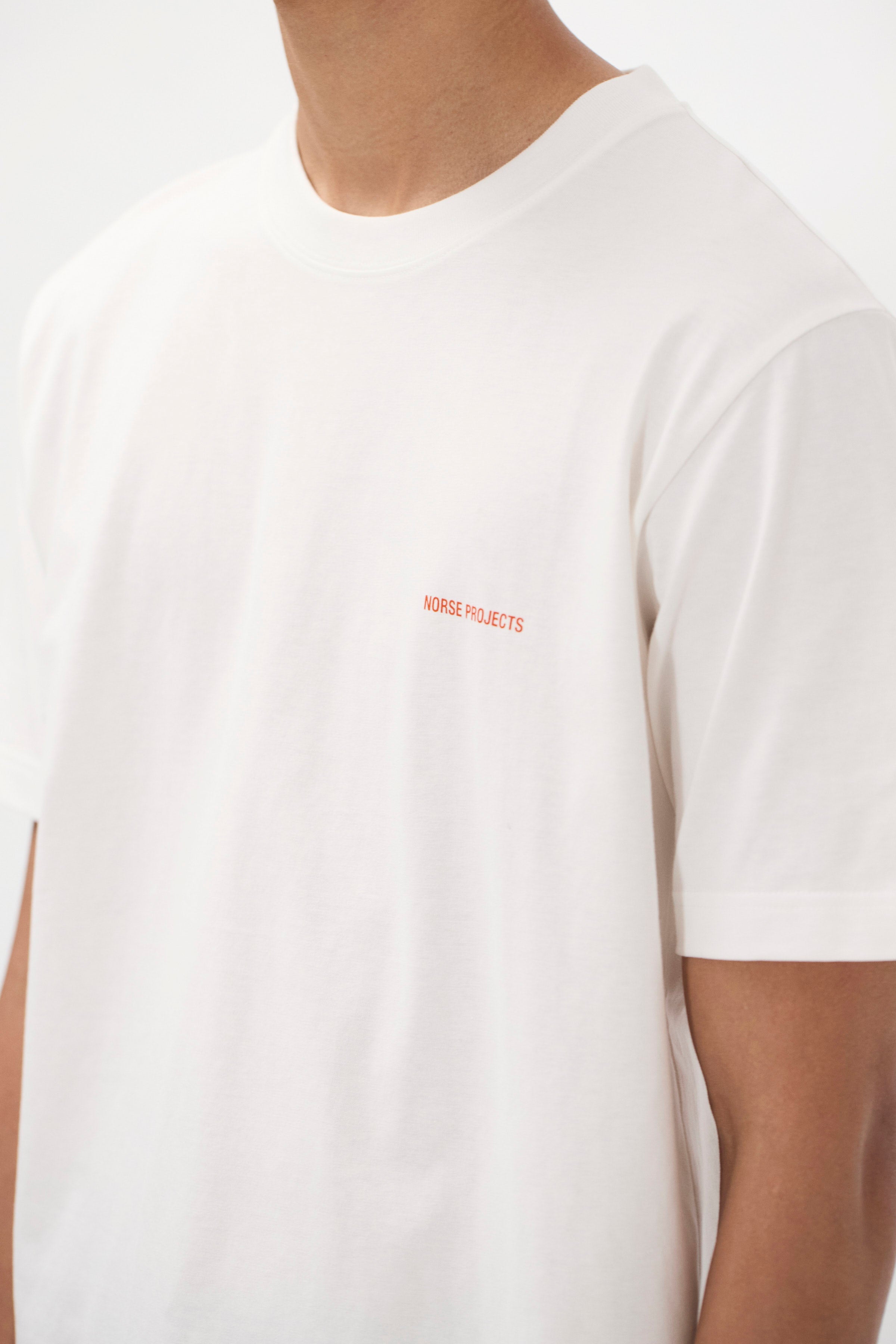 T-shirt en coton bio à logo imprimé - Un t-shirt de coupe droite, confectionné dans un jersey de coton biologique de poids moyen - Il présente un logo sérigraphié sur la poitrine, un…