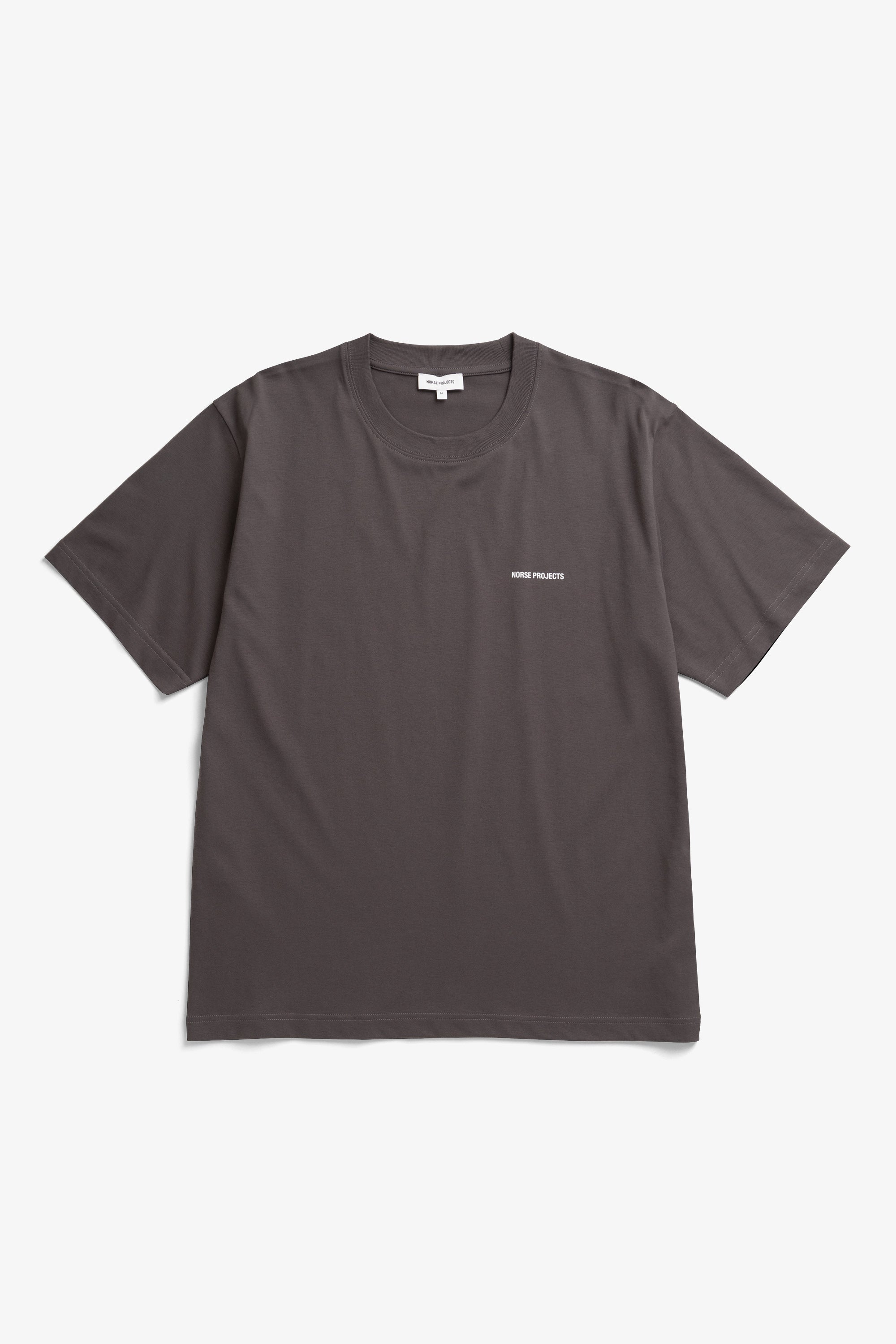 T-shirt imprimé logo biologique - Un t-shirt de coupe classique confectionné en jersey de coton biologique de poids moyen - Un t-shirt de coupe classique confectionné en coton biologique de poids moyen…