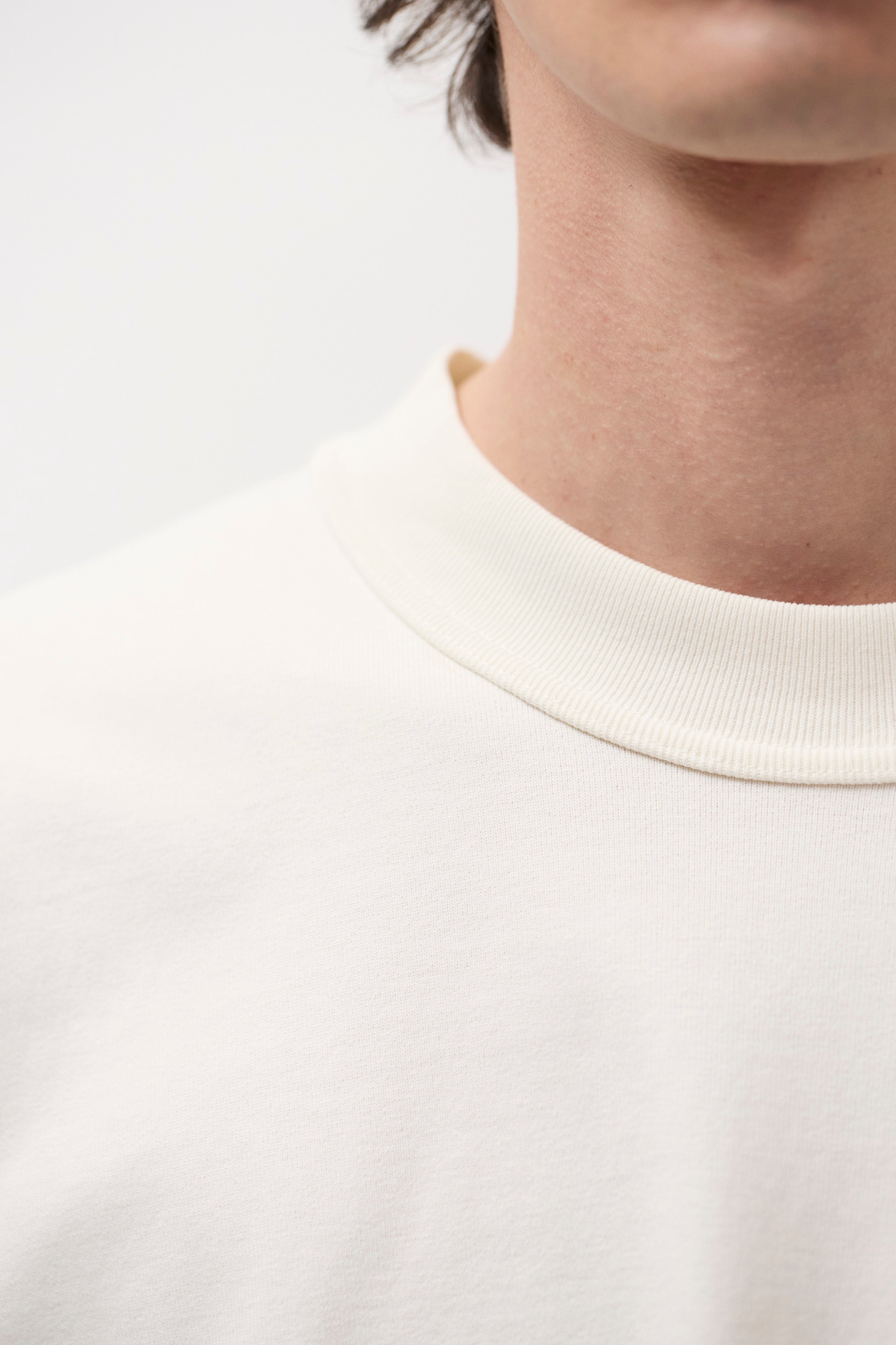 T-shirt compact coton manches longues - Un t-shirt à manches longues à la coupe décontractée, fabriqué à partir d'un jersey de coton épais compact biologique - Un t-shirt à manches longues à la coupe décontractée...