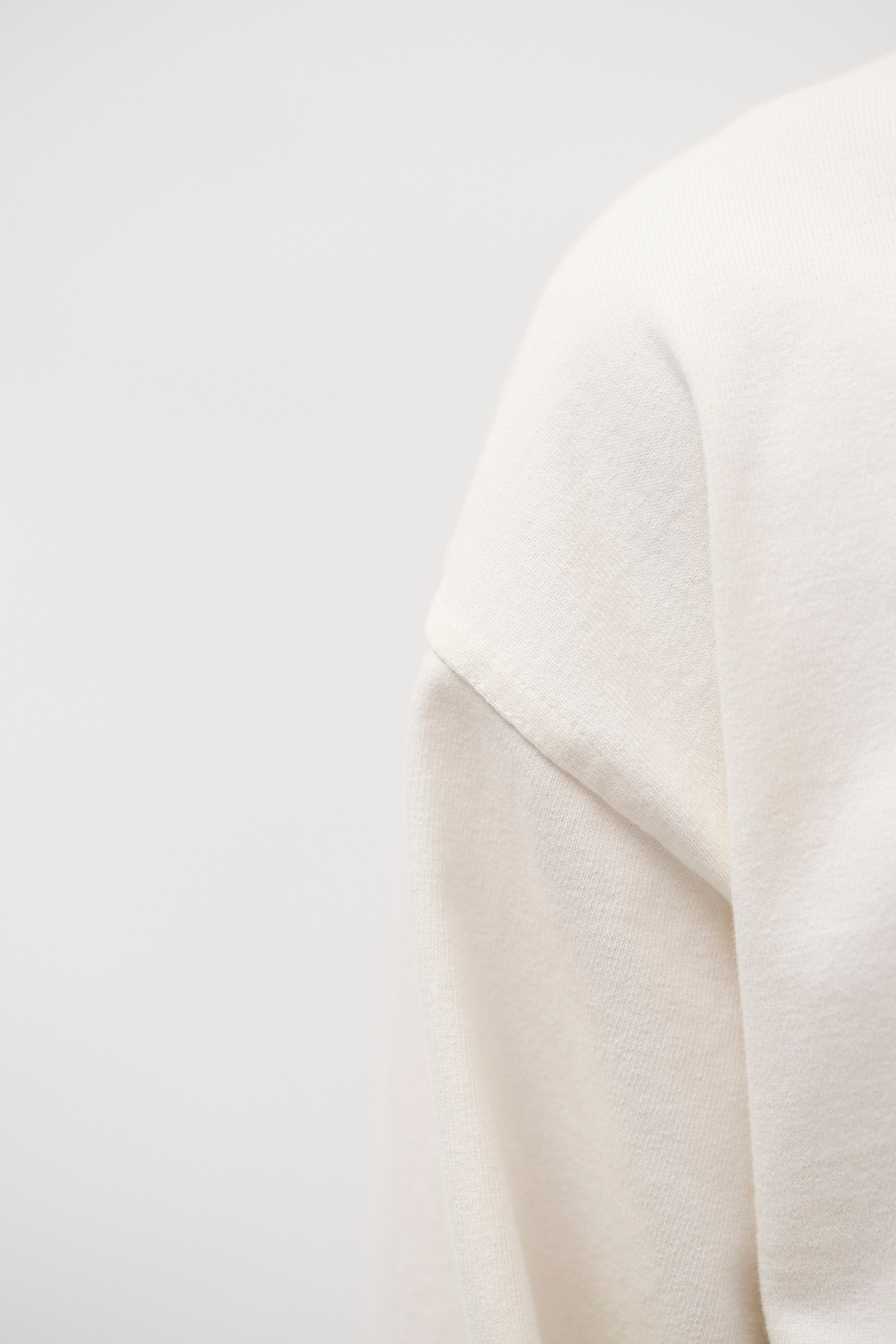 T-shirt compact coton manches longues - Un t-shirt à manches longues à la coupe décontractée, fabriqué à partir d'un jersey de coton épais compact biologique - Un t-shirt à manches longues à la coupe décontractée...