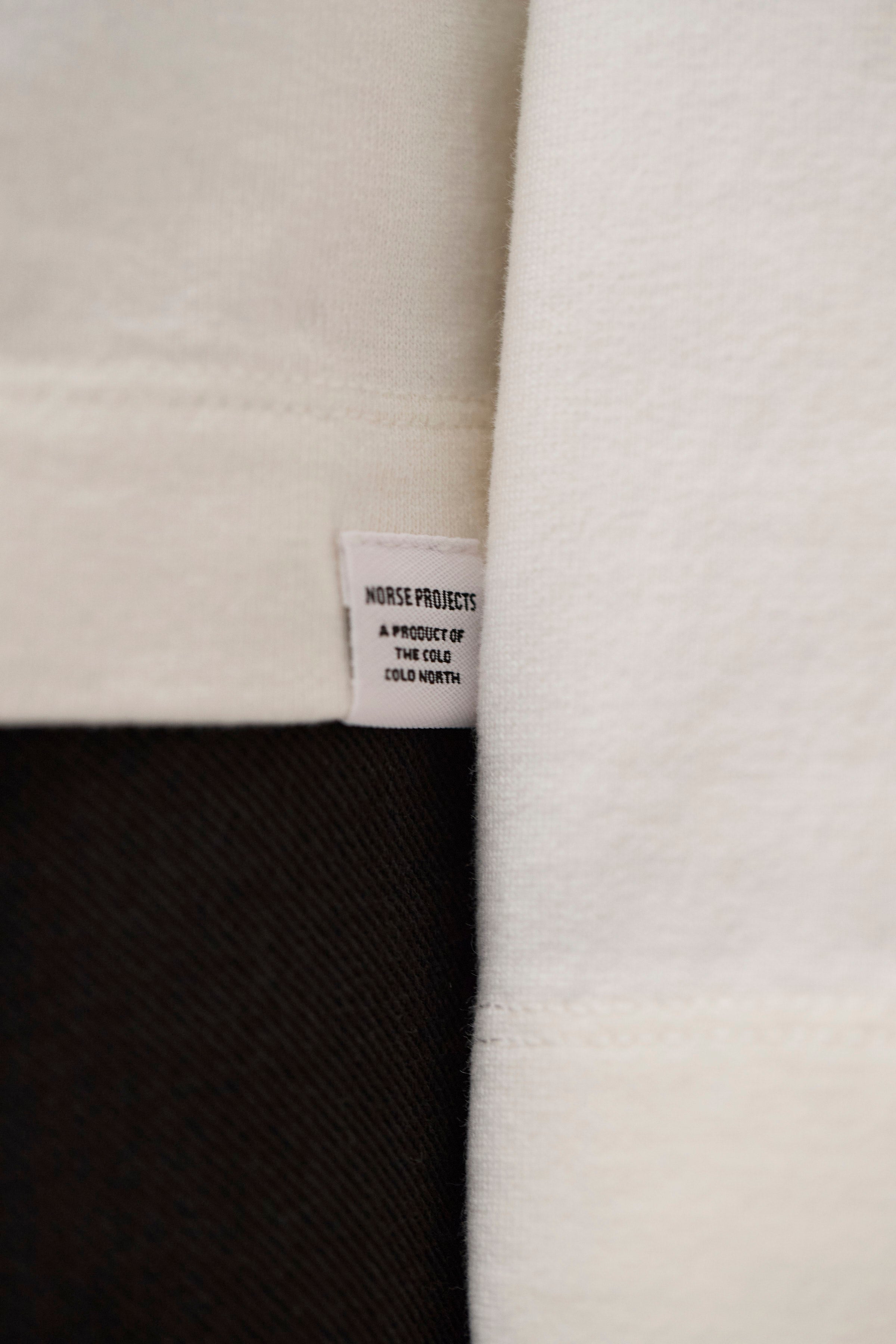 T-shirt compact coton manches longues - Un t-shirt à manches longues à la coupe décontractée, fabriqué à partir d'un jersey de coton épais compact biologique - Un t-shirt à manches longues à la coupe décontractée...