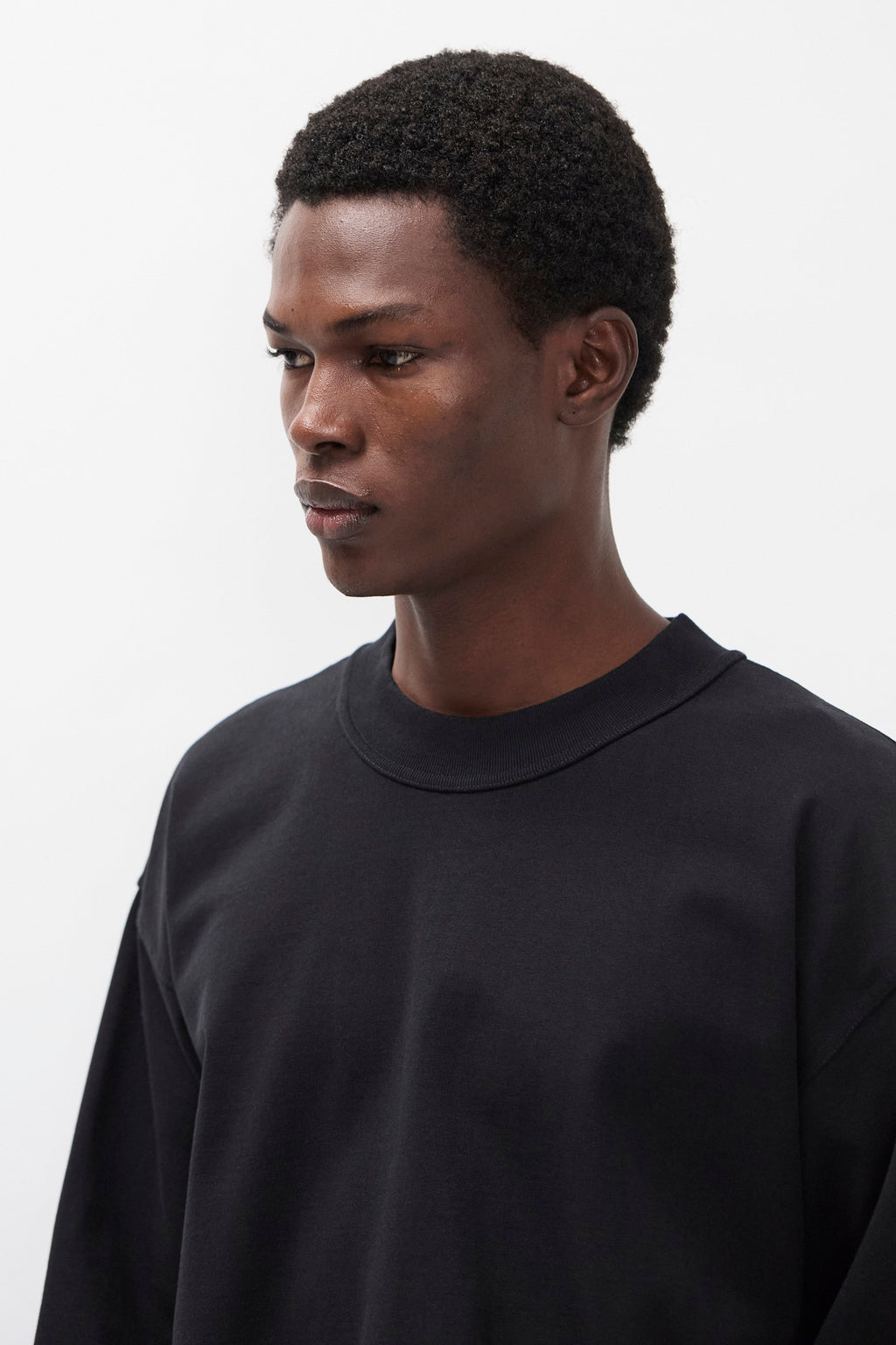 T-shirt compact coton manches longues – Un t-shirt manches longues à la coupe décontractée, confectionné dans un jersey de coton biologique lourd et compact – Il présente un col marinière côtelé…