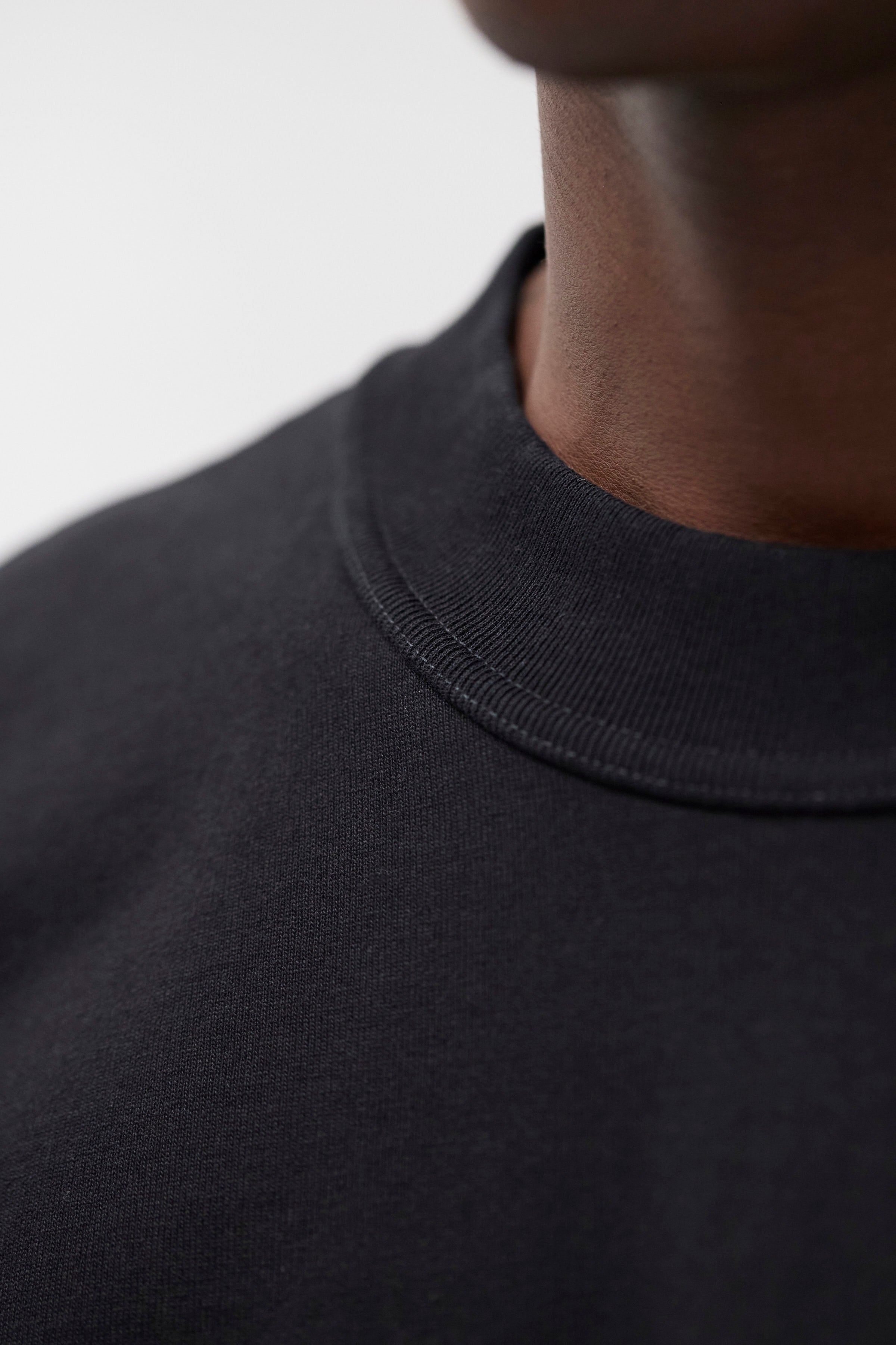 T-shirt compact coton manches longues – Un t-shirt manches longues à la coupe décontractée, confectionné dans un jersey de coton biologique lourd et compact – Il présente un col marinière côtelé…
