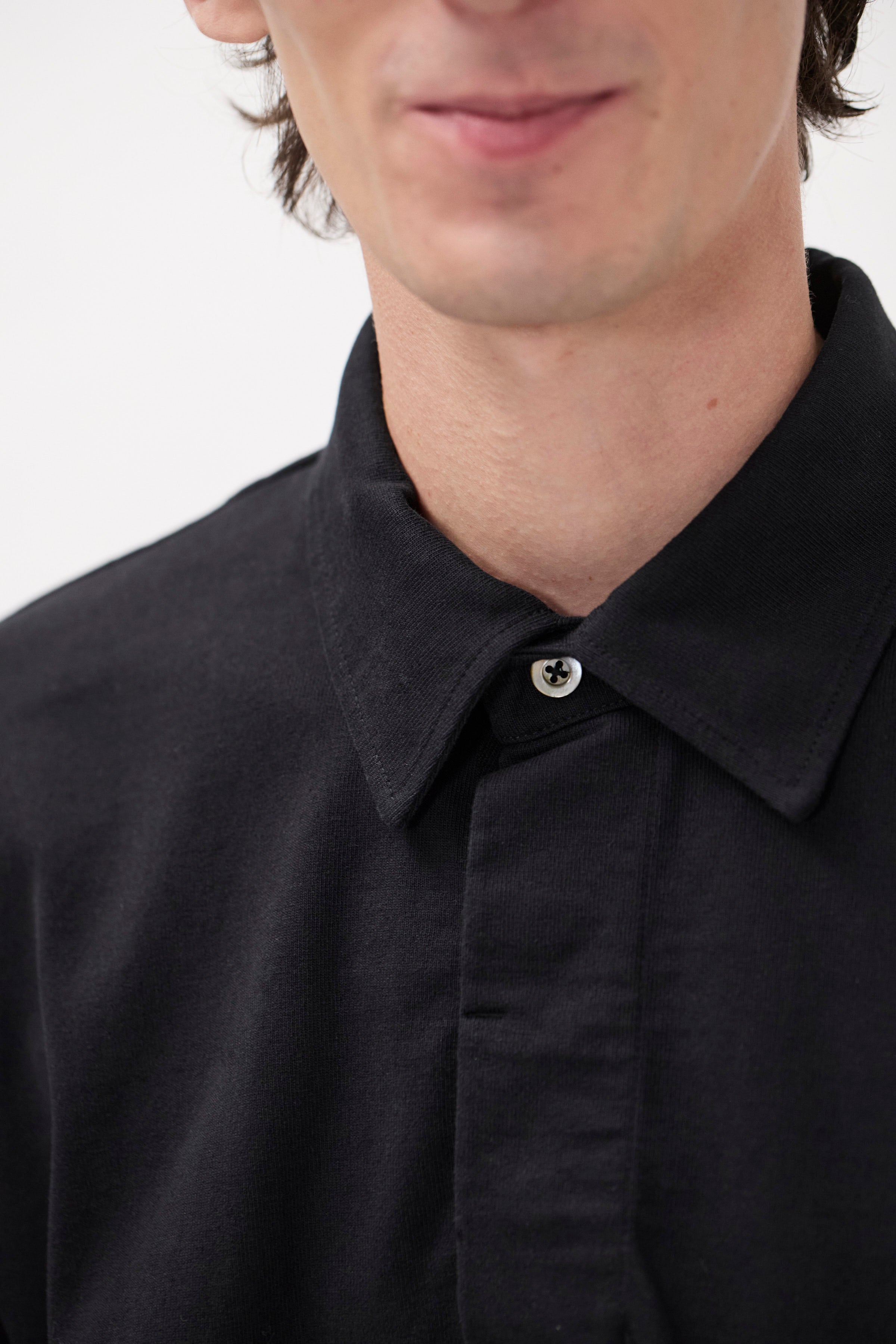 Polo manches longues en coton compact – Un polo à la coupe décontractée inspiré des polos de rugby traditionnels, confectionné dans un jersey de coton biologique lourd et compact
